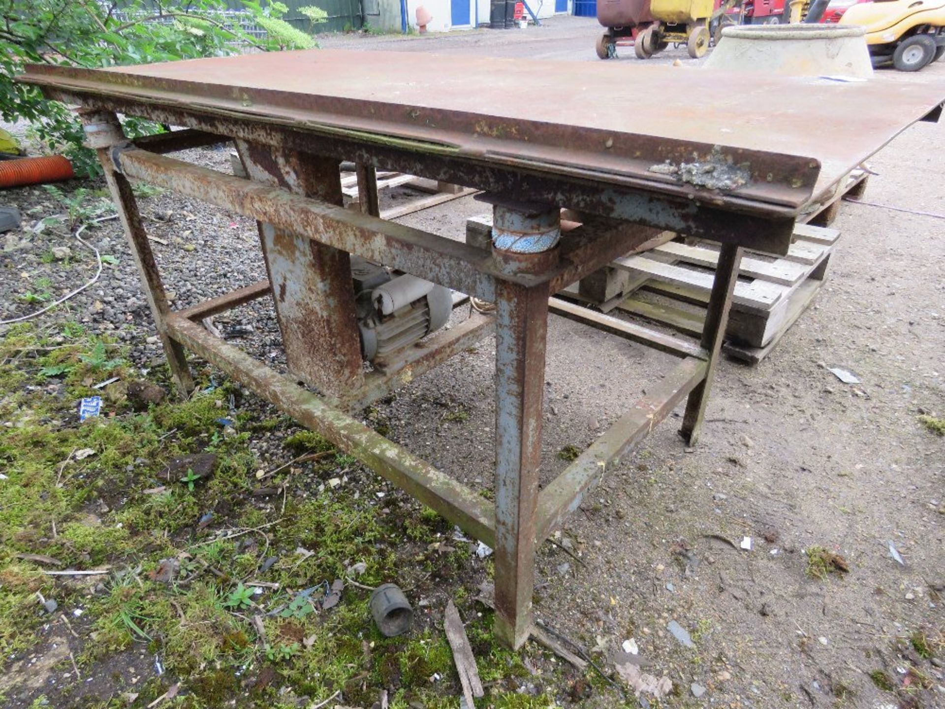 SLAB MAKING VIBRATING TABLE 240VOLT POWERED....THIS LOT IS SOLD UNDER THE AUCTIONEERS MARGIN SCHEME, - Image 3 of 4