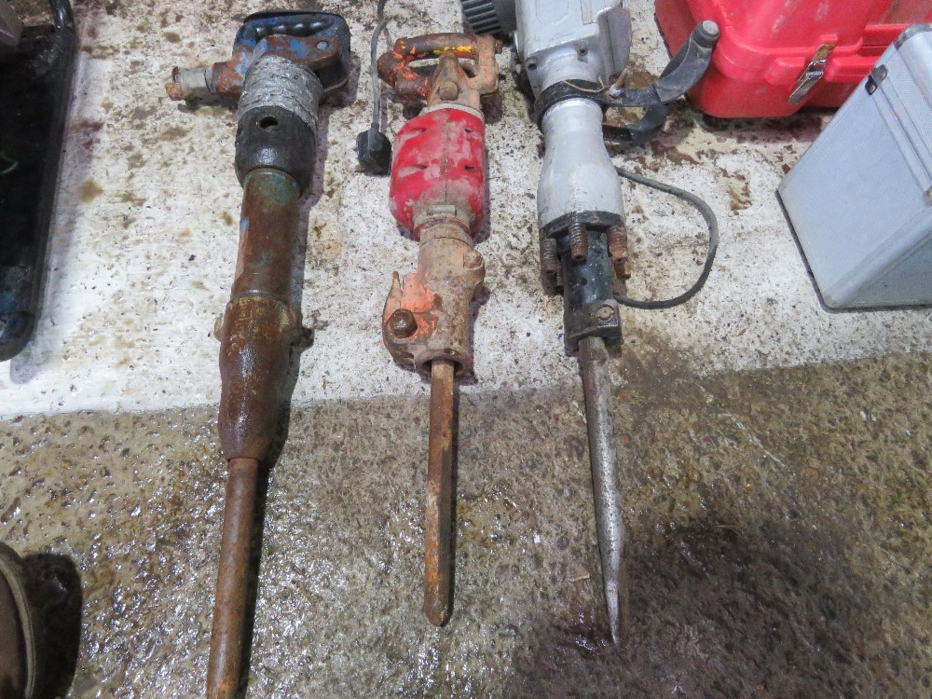 2 X AIR PICKS / DEMOLITION HAMMERS PLUS A TITAN 240VOLT BREAKER.....THIS LOT IS SOLD UNDER THE AUCTI - Bild 6 aus 7