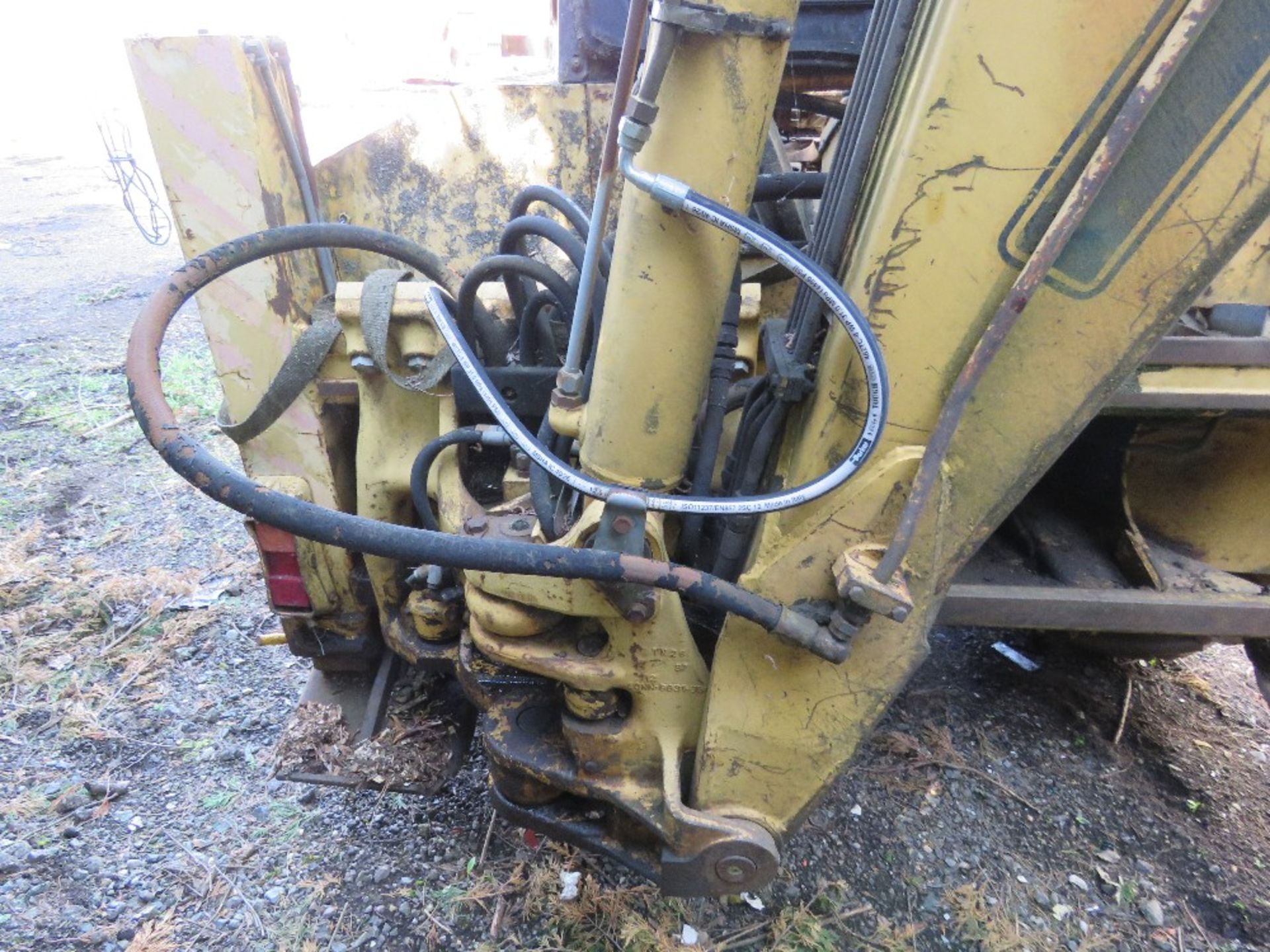 FORD 555 2WD BACKHOE LOADER WITH 4IN1 BUCKET. WHEN TESTED WAS SEEN TO RUN AND DRIVE AND DIG (NO BRAK - Image 20 of 23