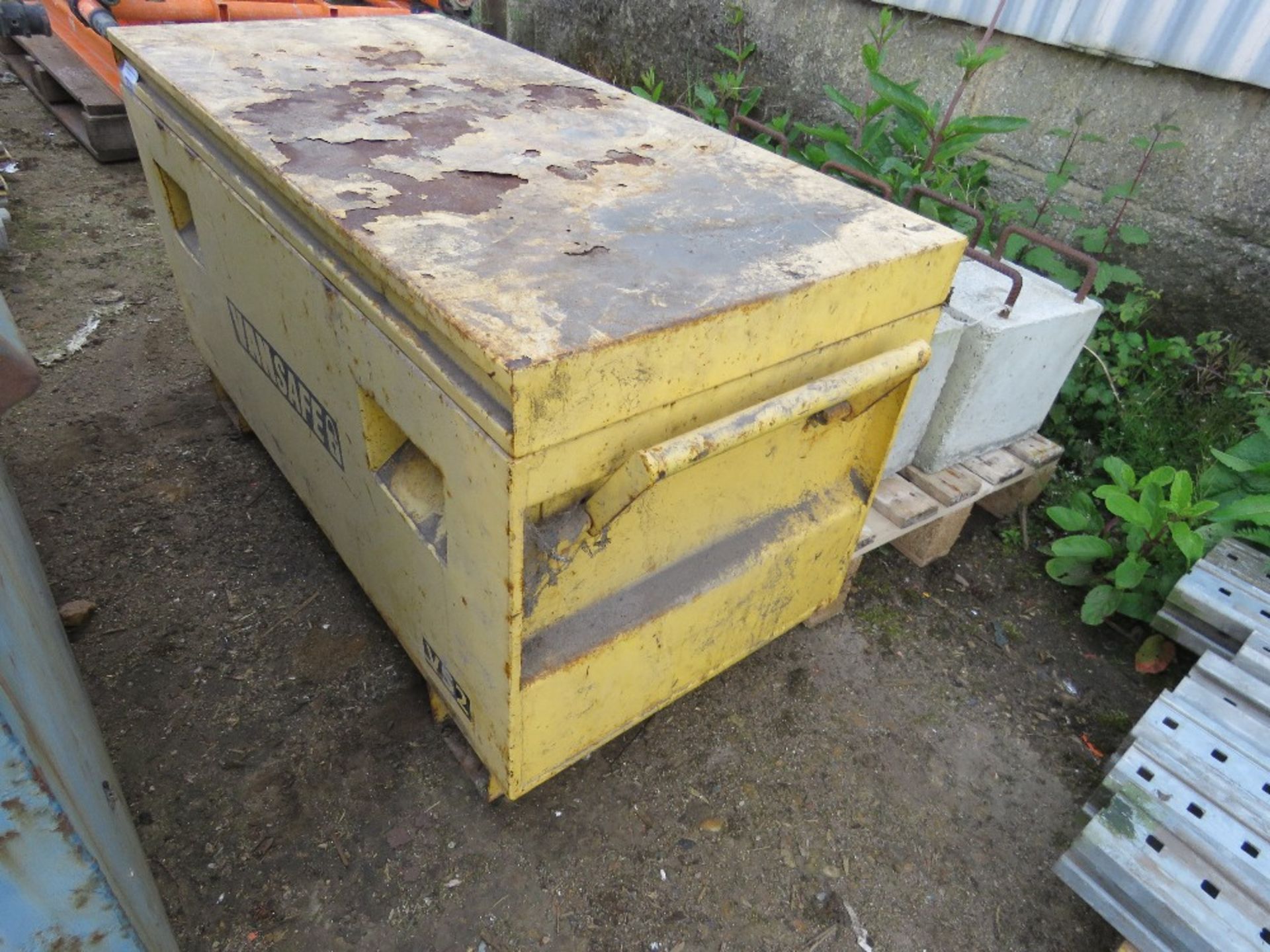 YELLOW TOOL BOX.....THIS LOT IS SOLD UNDER THE AUCTIONEERS MARGIN SCHEME, THEREFORE NO VAT WILL BE C - Image 5 of 5