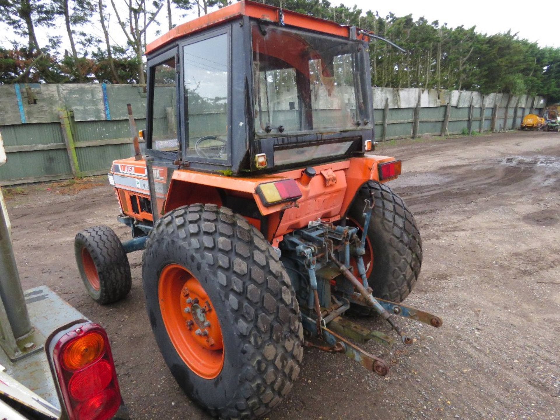 KUBOTA L4150 4WD TRACTOR WITH CAB AND GRASS TYRES. 50HP 6 CYLINDER ENGINE WITH SHUTTLE DIRECTION CHA - Image 6 of 16