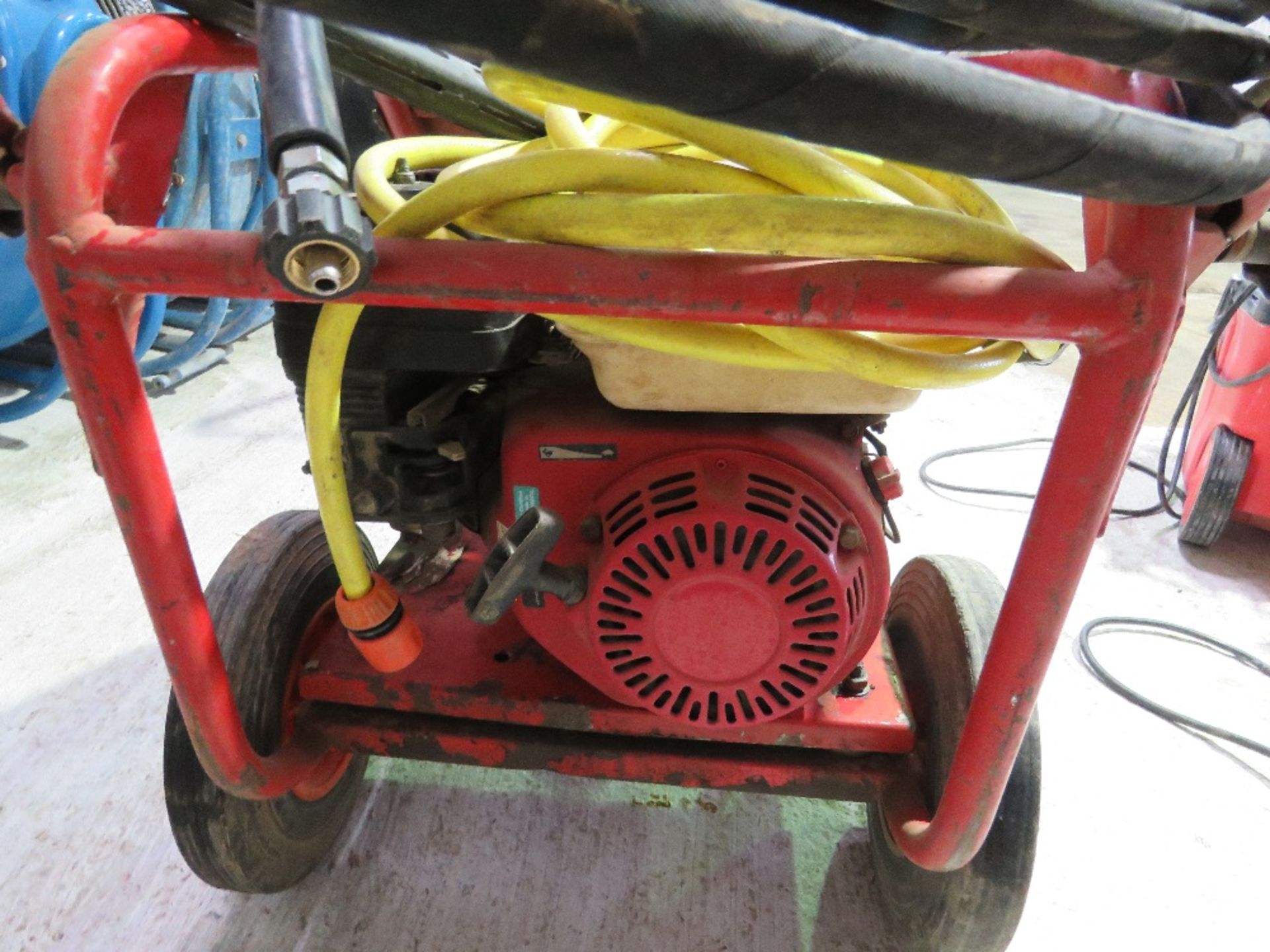 PETROL ENGINED PRESSURE WASHER WITH HOSE AND LANCE. - Image 6 of 6