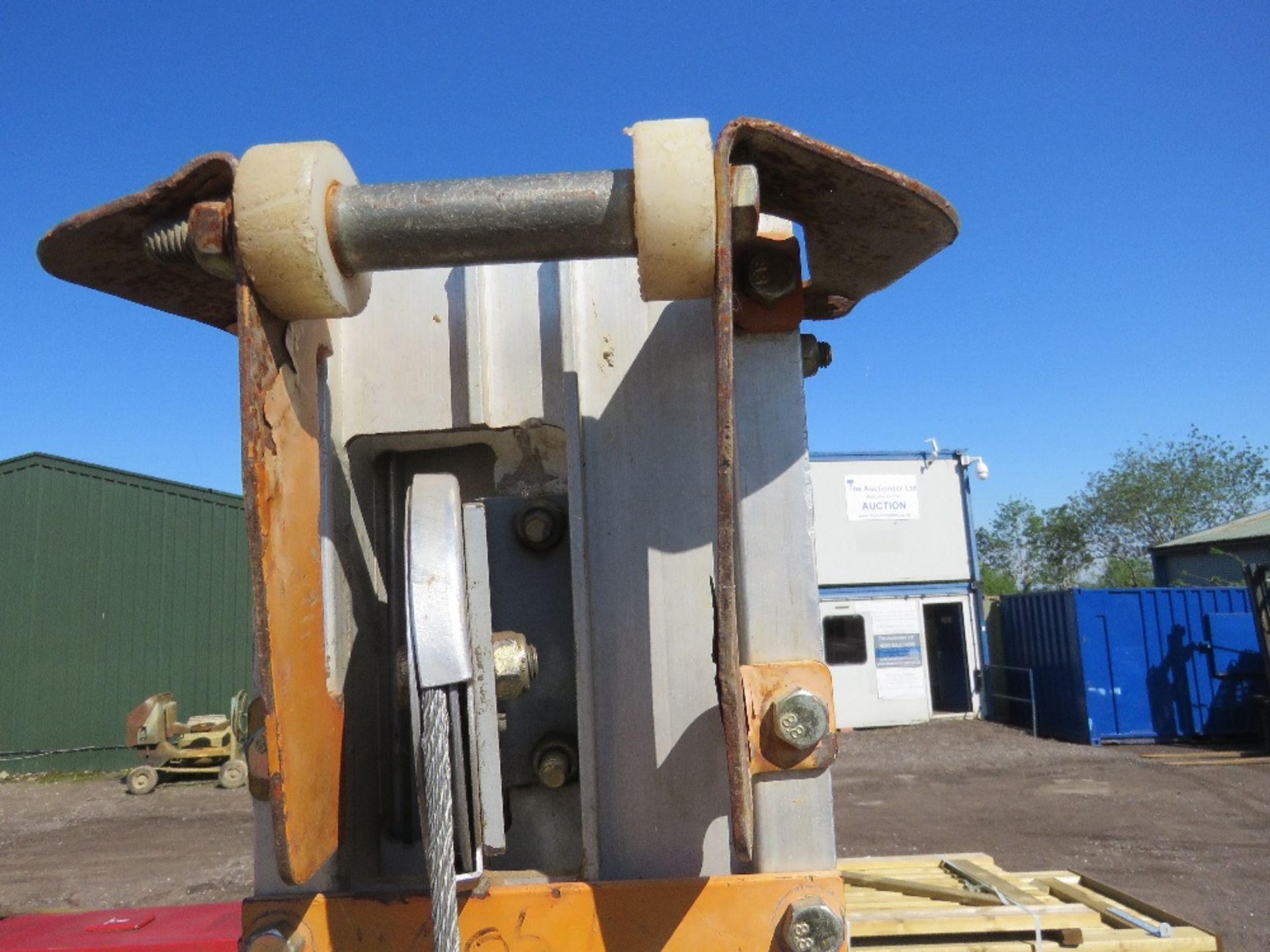 MATERIAL LIFT UNIT WITH FORKS, SIMILAR TO A GENIE. ....THIS LOT IS SOLD UNDER THE AUCTIONEERS MARGIN - Image 8 of 8