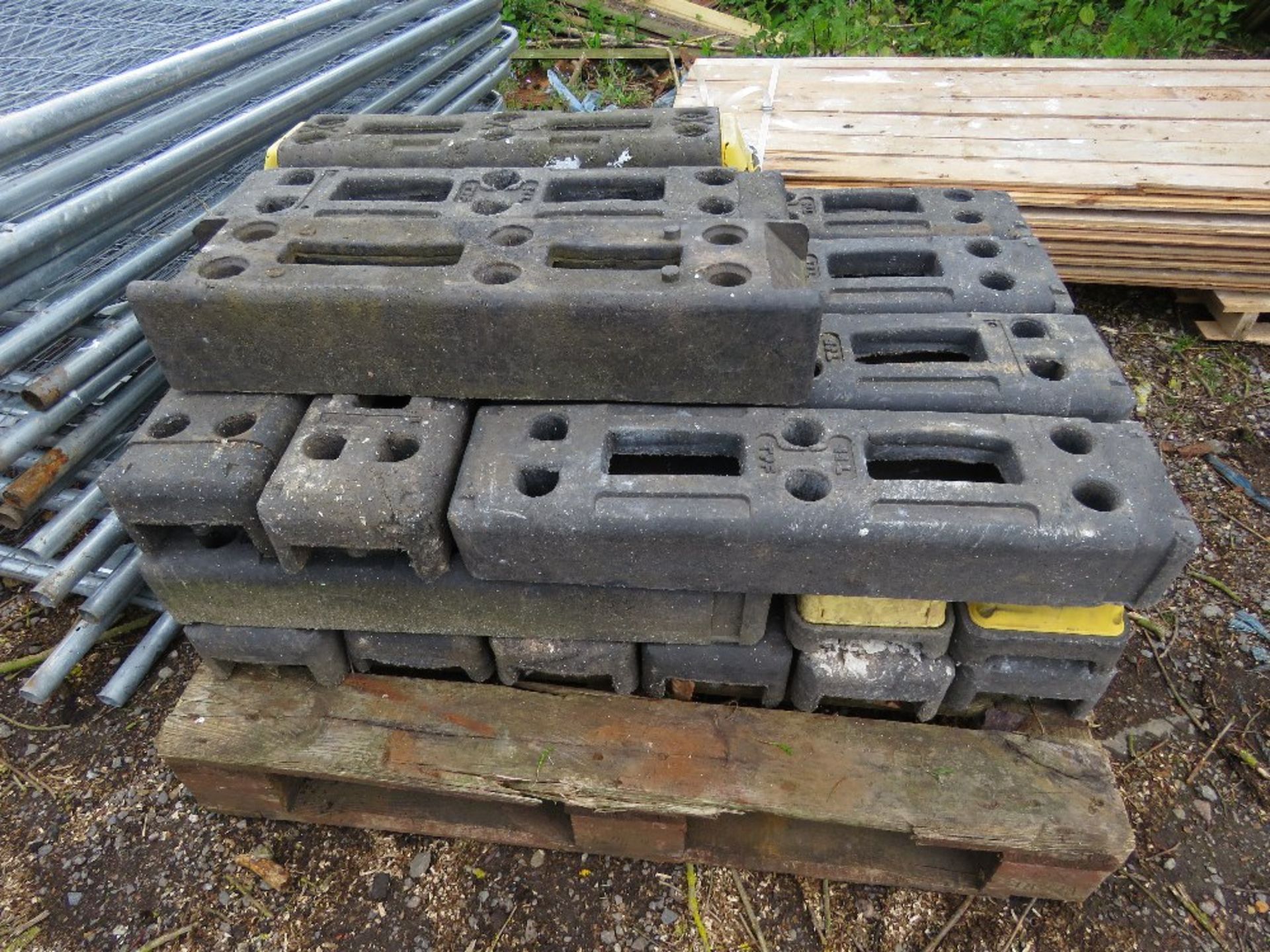 STACK OF 20NO HERAS TYPE TEMPORARY SITE FENCE PANELS WITH A PALLET OF FEET. - Image 2 of 7