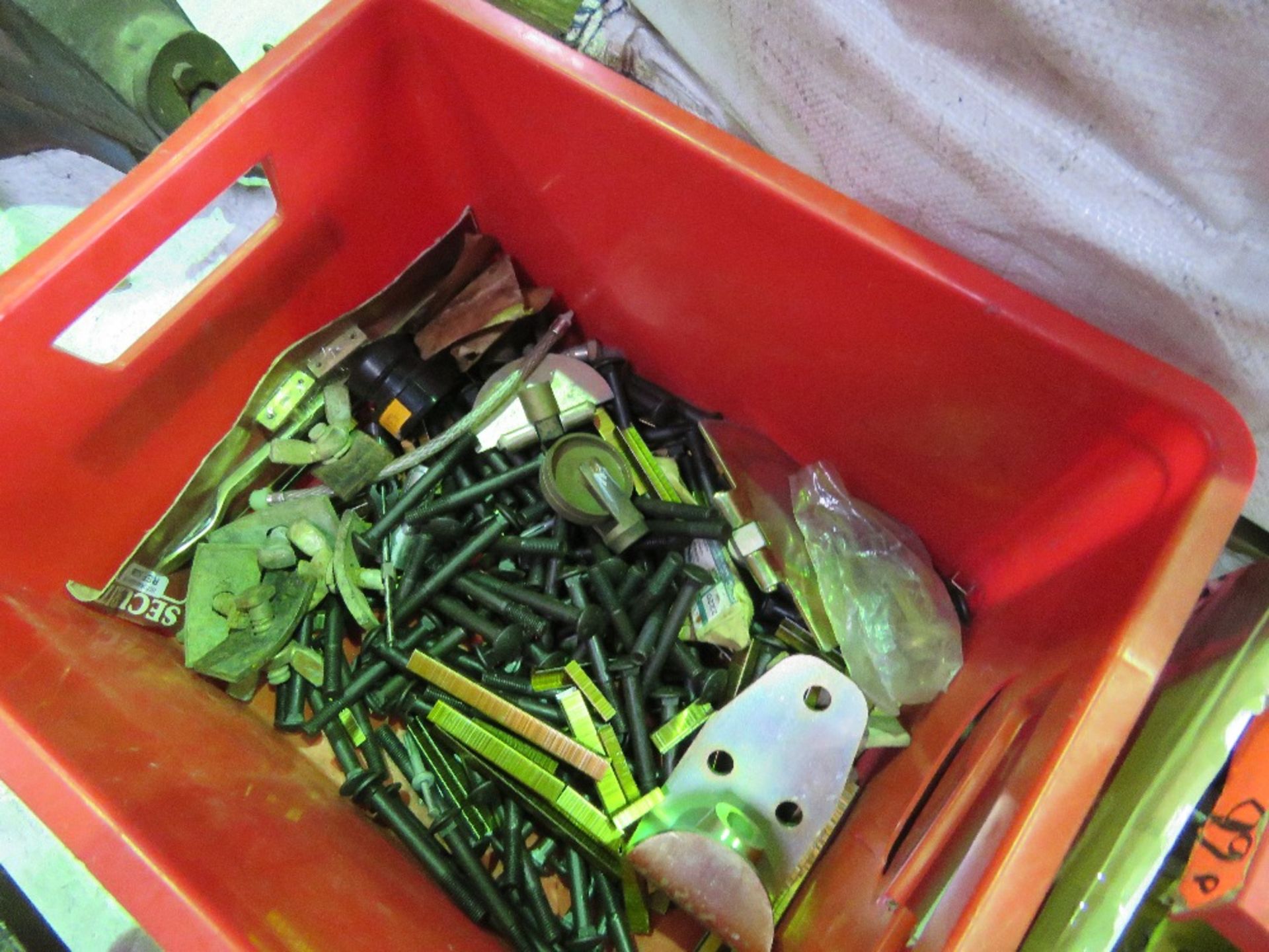 BOX OF 110VOLT PLUGS PLUS A BOX OF SUNDRIES.....THIS LOT IS SOLD UNDER THE AUCTIONEERS MARGIN SCHEME - Image 5 of 5