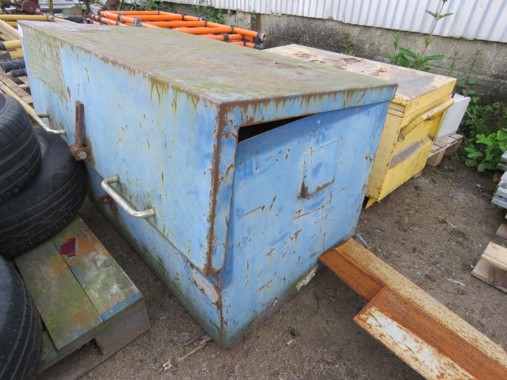 LARGE TOOL SAFE / BOX WITH LOCKING HASP.....THIS LOT IS SOLD UNDER THE AUCTIONEERS MARGIN SCHEME, TH - Image 3 of 4