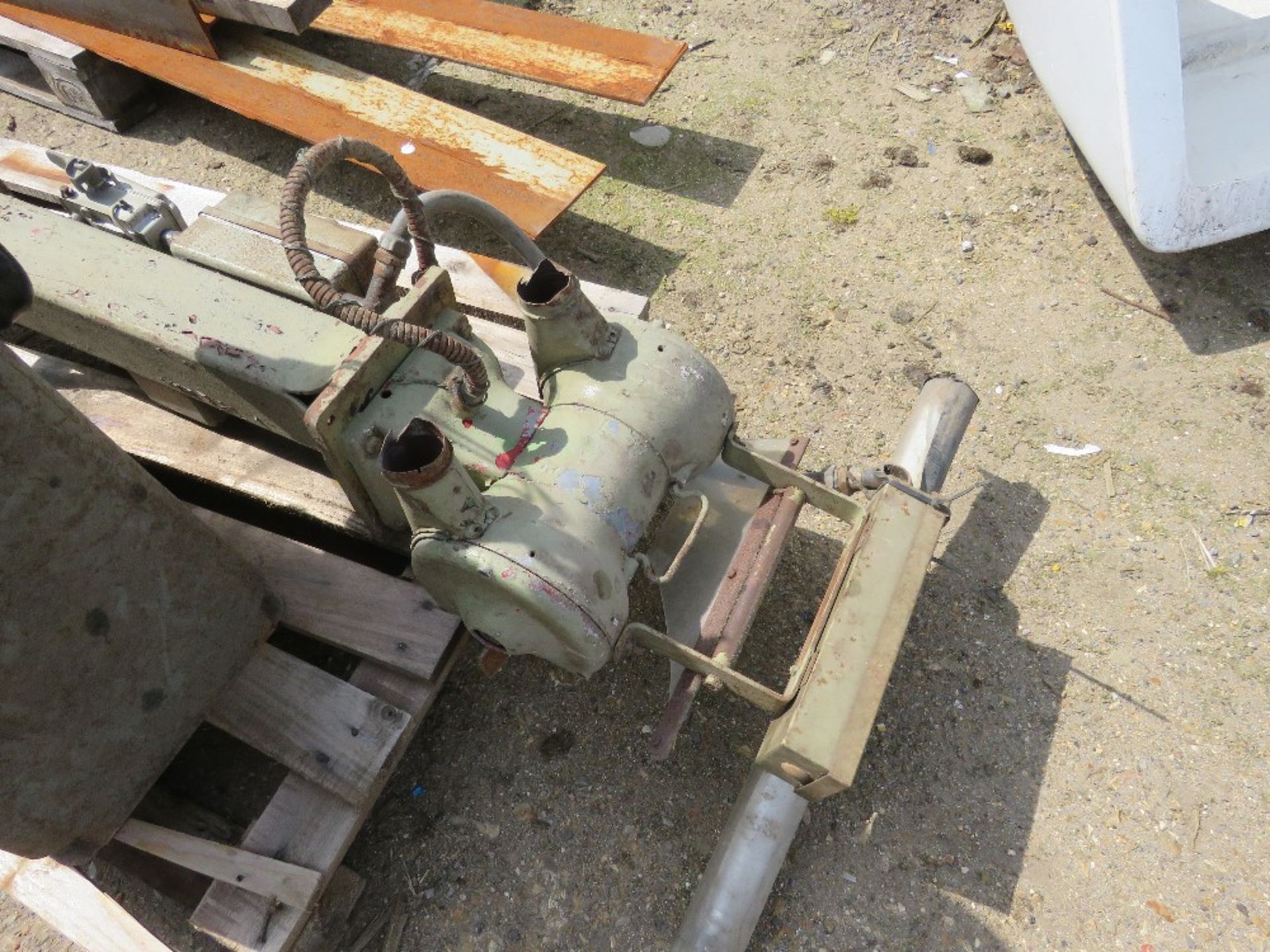 POWER HACKSAW PLUS A PEDESTAL GRINDER.....THIS LOT IS SOLD UNDER THE AUCTIONEERS MARGIN SCHEME, THER - Image 4 of 6