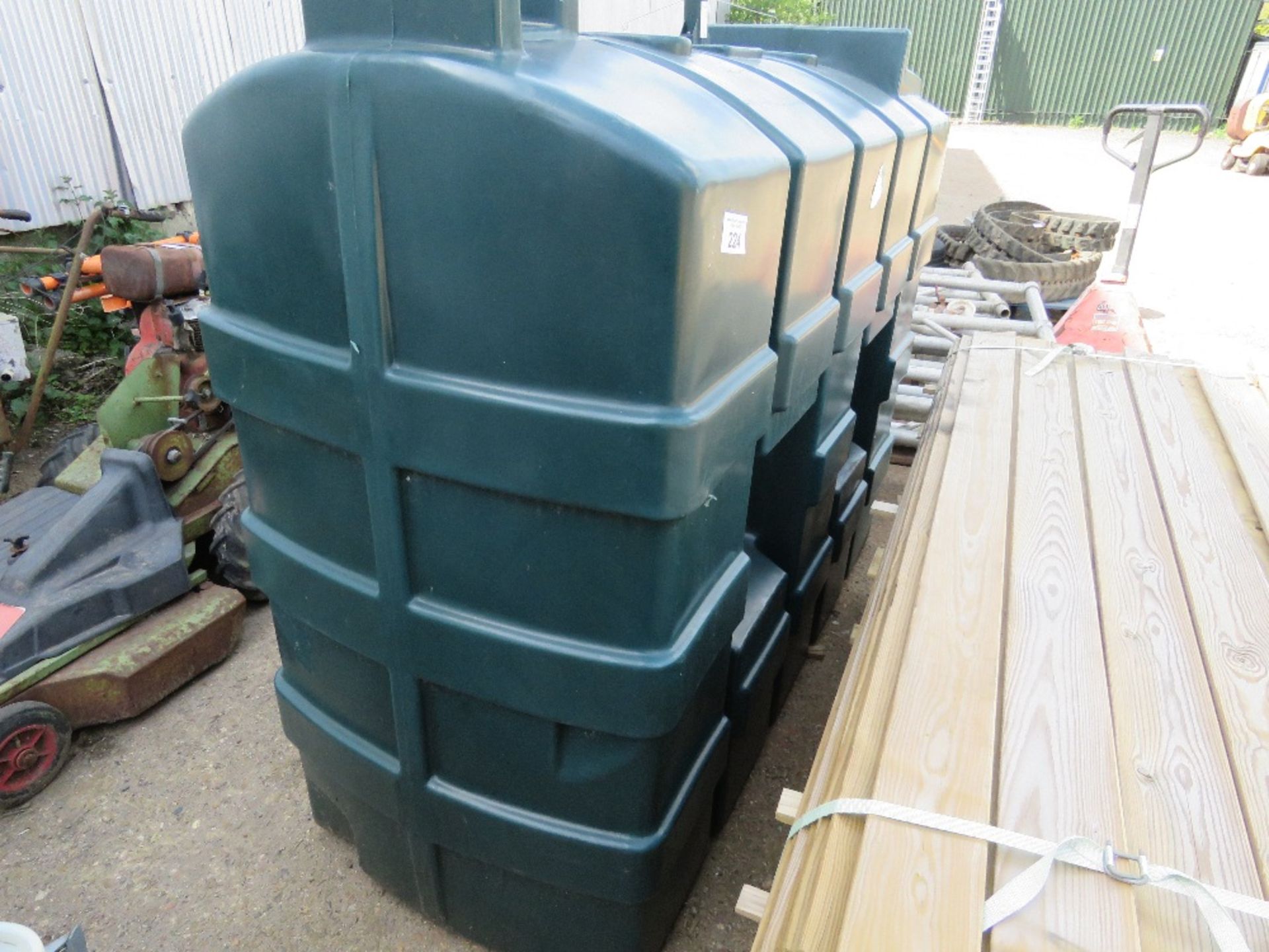 NARROW WIDTH PLASTIC DIESEL TANK.1225 LITRE CAPACITY....THIS LOT IS SOLD UNDER THE AUCTIONEERS MARGI - Image 3 of 5