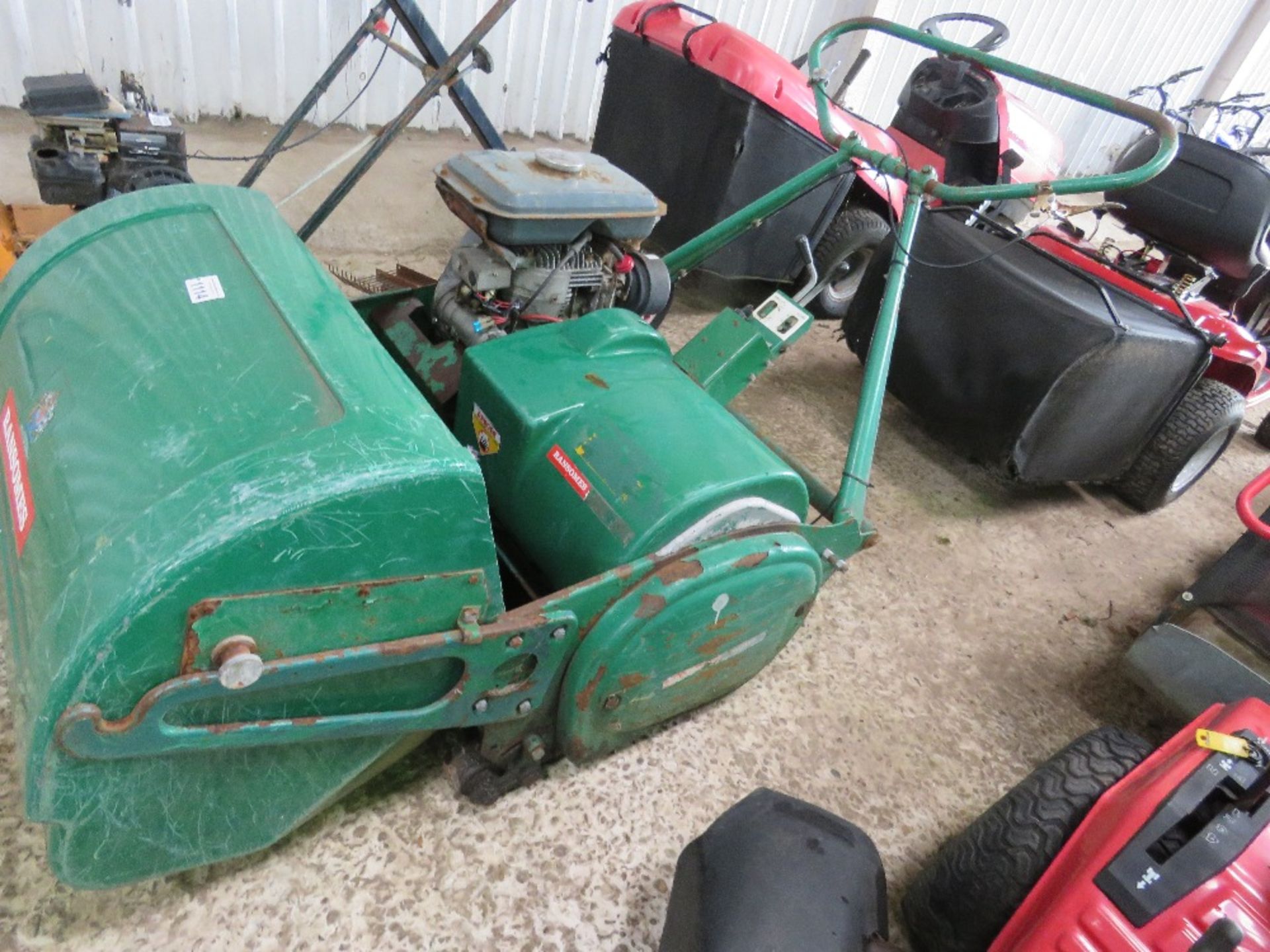 RANSOMES PROFESSIONAL CYLINDER MOWER WITH BOX. KUBOTA ELECTRIC START PETROL ENGINE DIRECT FROM SPORT - Image 2 of 8
