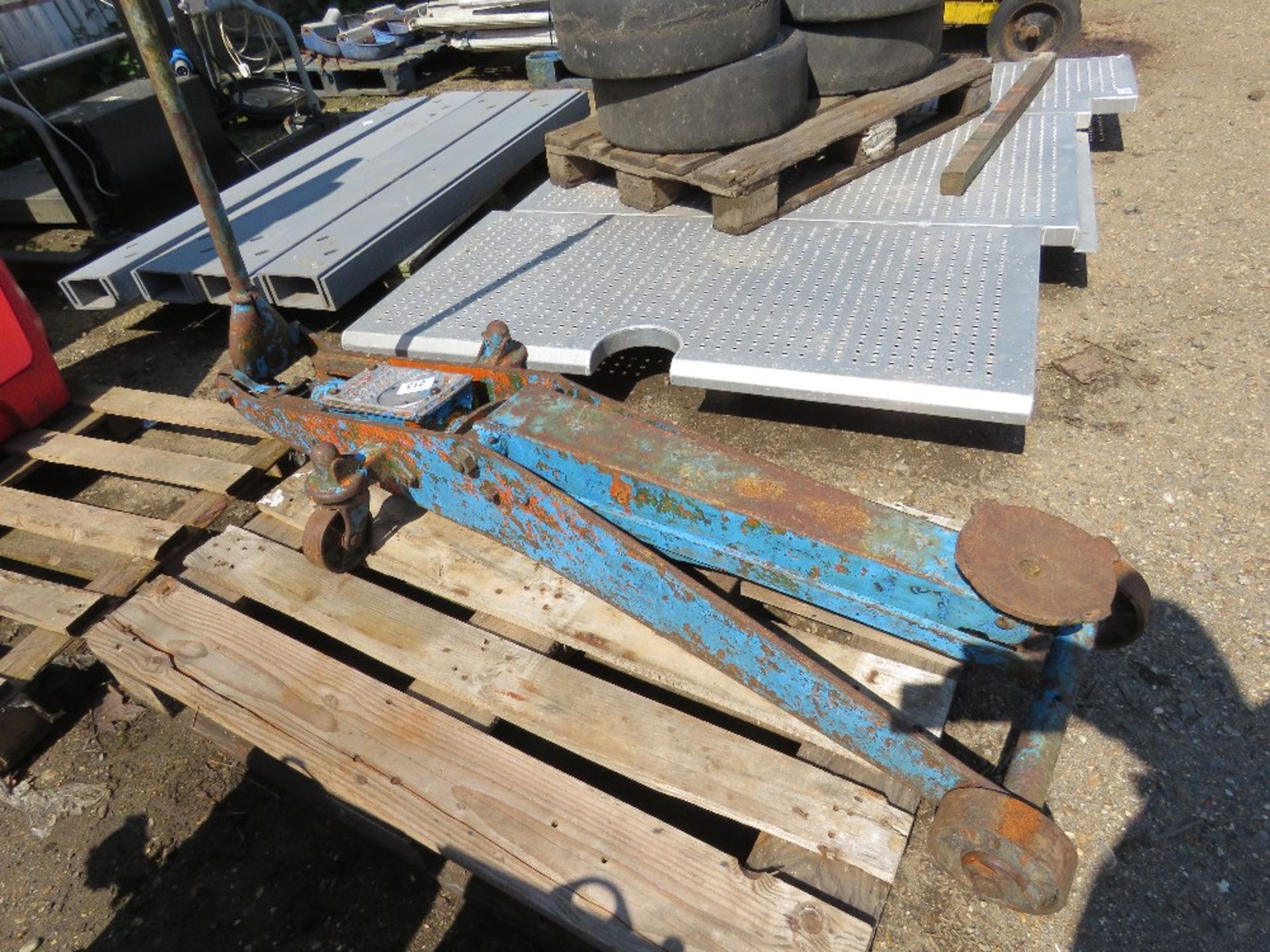 LARGE SIZED EPCO TROLLEY JACK.....THIS LOT IS SOLD UNDER THE AUCTIONEERS MARGIN SCHEME, THEREFORE NO - Image 3 of 6