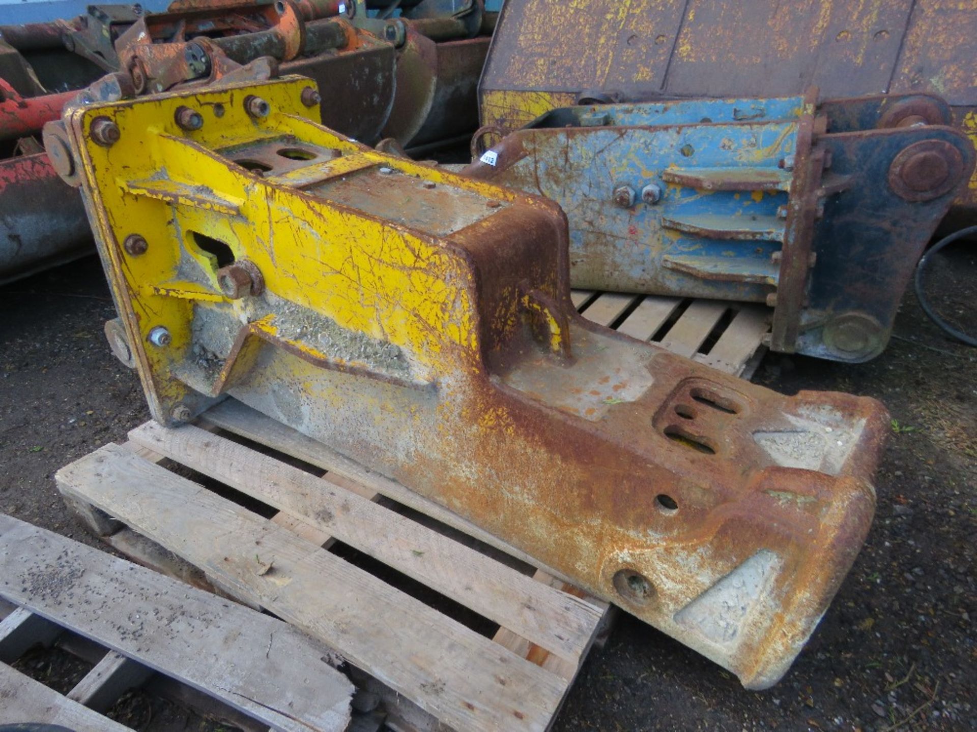 UBTECH UBT-18U3 EXCAVATOR MOUNTED HYDRAULIC BREAKER, YELLOW COLOURED. 80MM PINS. REQUIRES A POINT. - Image 4 of 4