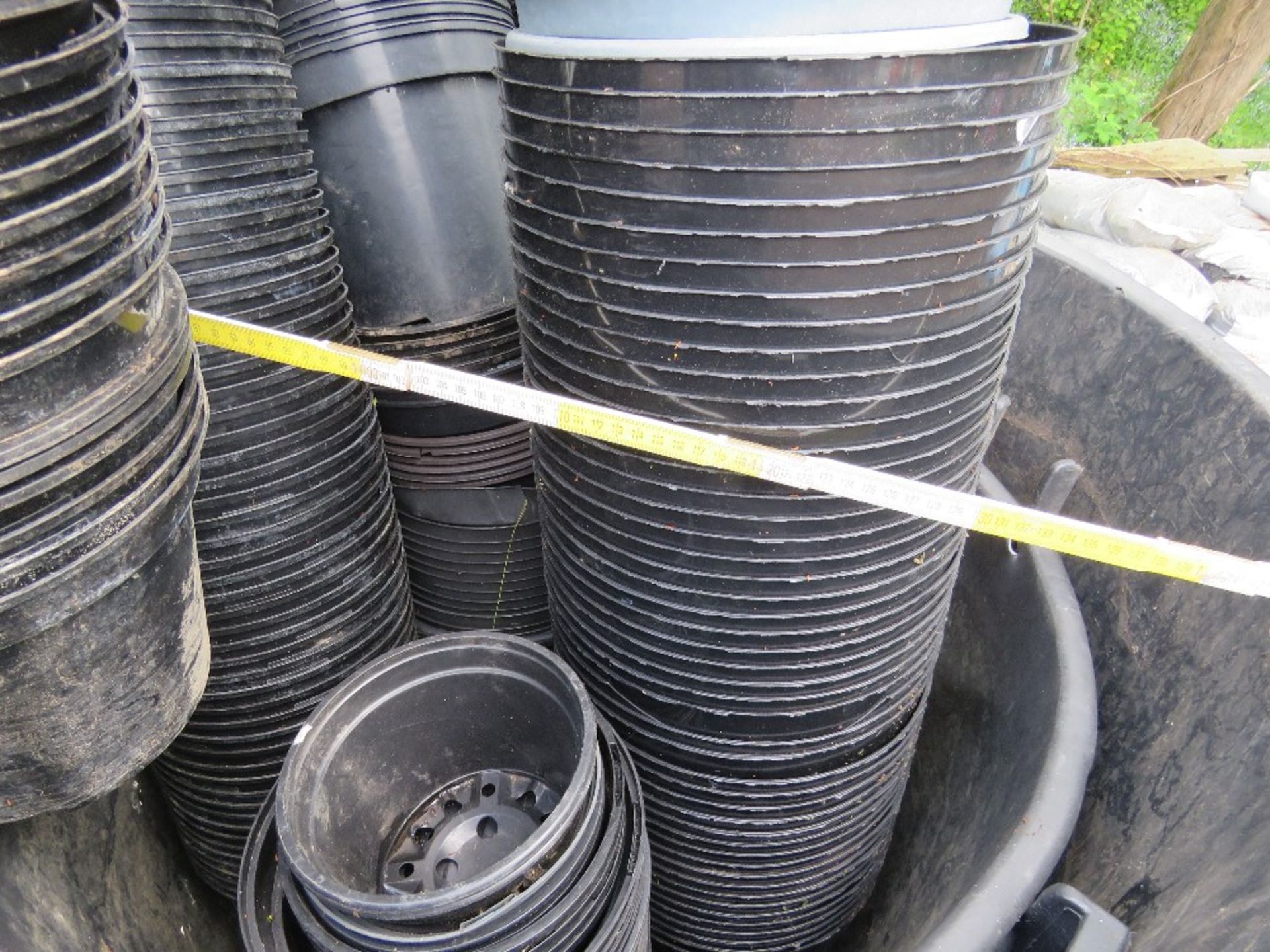 PALLET OF ASSORTED PLANT & TREE POTS.....THIS LOT IS SOLD UNDER THE AUCTIONEERS MARGIN SCHEME, THERE - Image 4 of 4