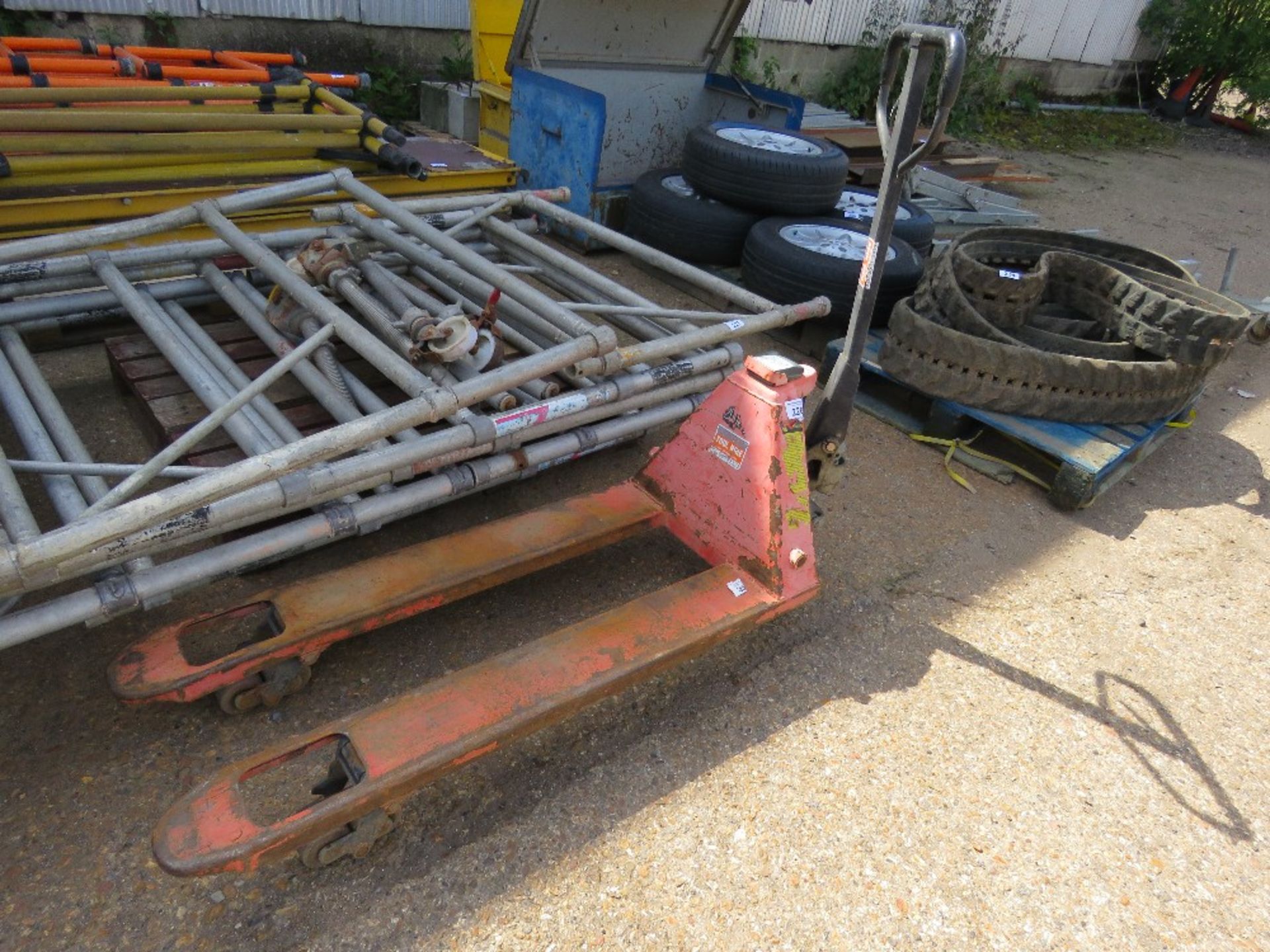 HYDRAULIC PALLET TRUCK.....THIS LOT IS SOLD UNDER THE AUCTIONEERS MARGIN SCHEME, THEREFORE NO VAT WI