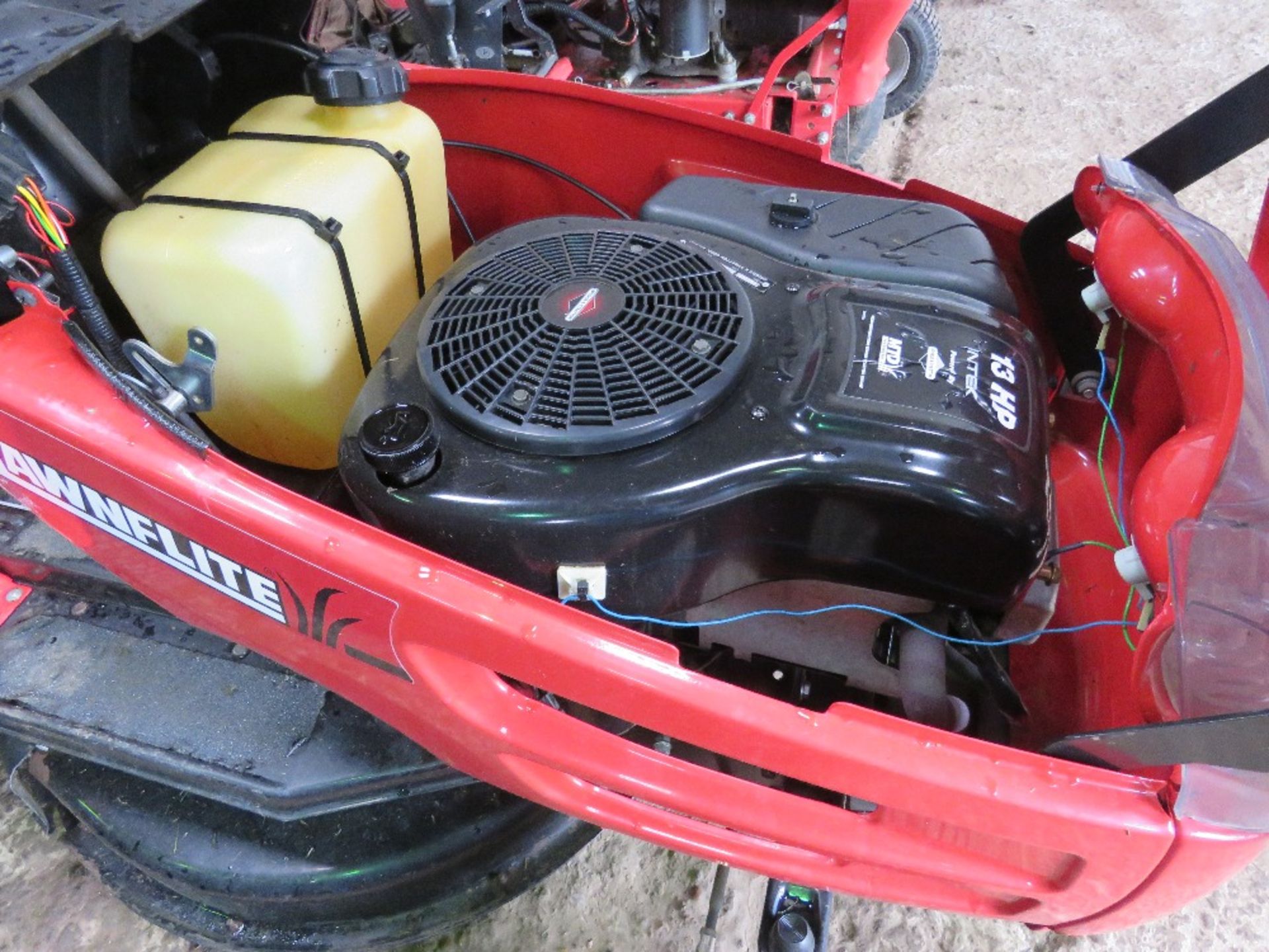 MTD LAWNFLITE RIDE ON MOWER WITH COLLECTOR. WHEN BRIEFLY TESTED WAS SEEN TO RUN, DRIVE AND MOWERS EN - Image 8 of 9