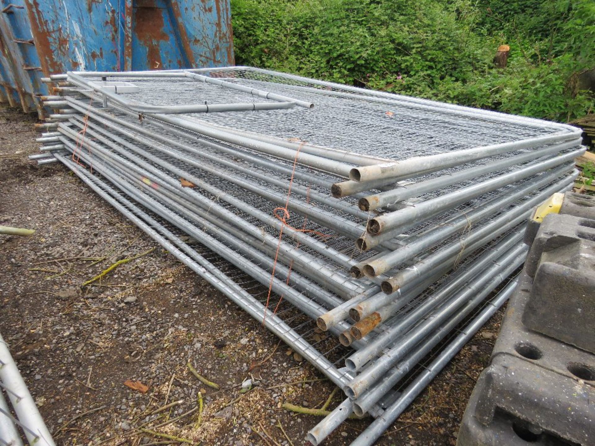 STACK OF 20NO HERAS TYPE TEMPORARY SITE FENCE PANELS WITH A PALLET OF FEET. - Image 4 of 7