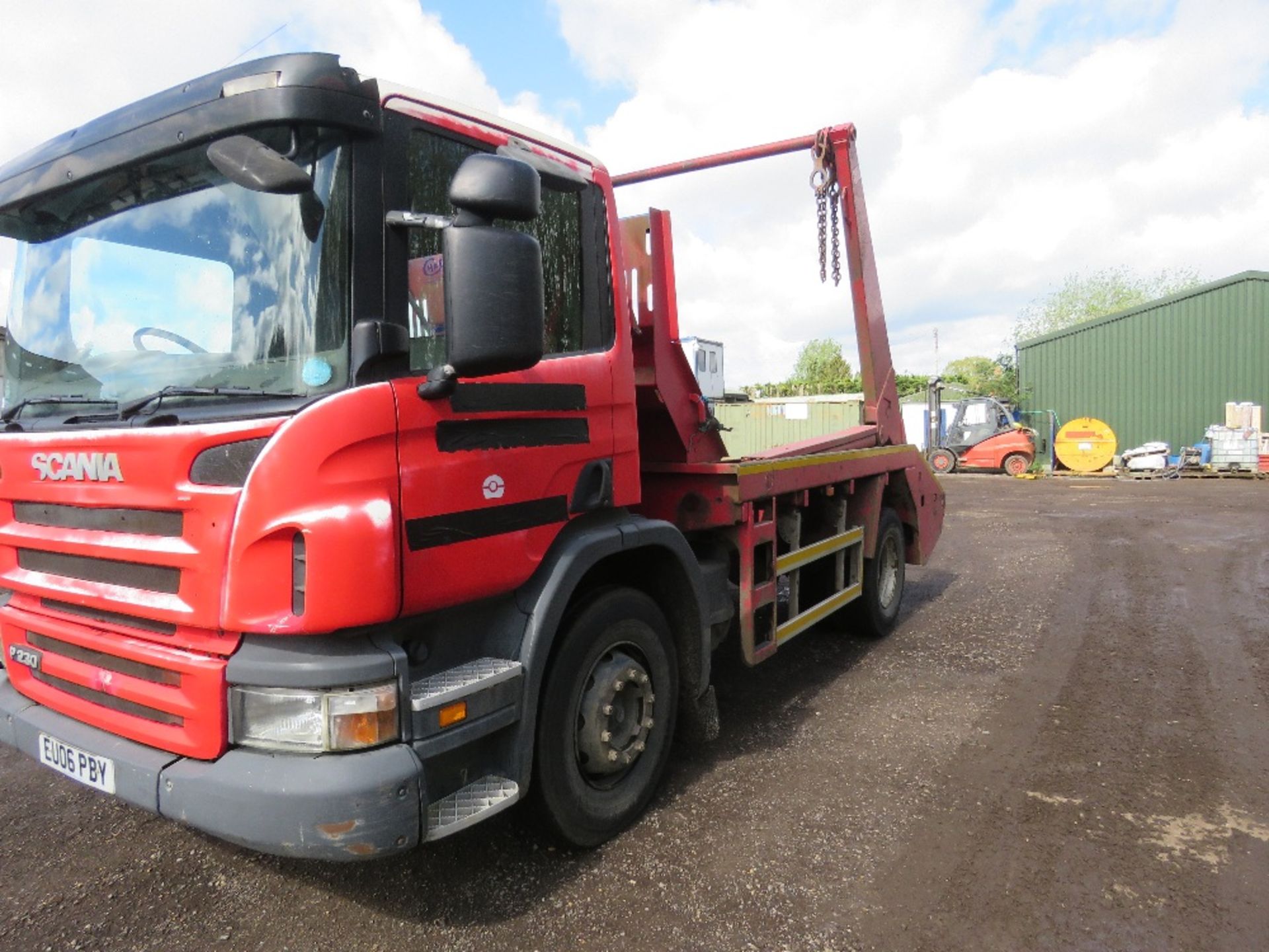 SCANIA P230 4X2 CHAIN LIFT SKIP LORRY YEAR 2006. REG:EU06 PBY. 402,445 REC KMS. MANUAL GEARBOX. 18 T - Image 4 of 18