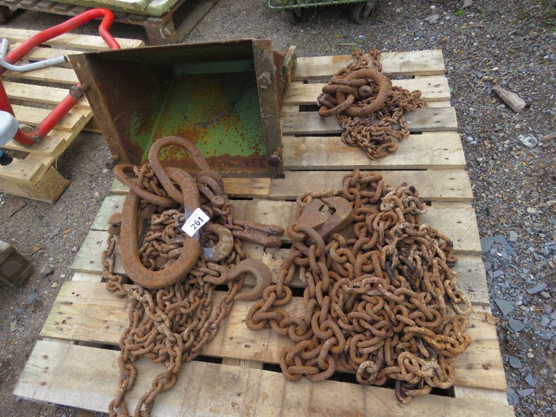 ASSORTD LIFTING CHAINS PLUS A ROLLER STAND.....THIS LOT IS SOLD UNDER THE AUCTIONEERS MARGIN SCHEME,