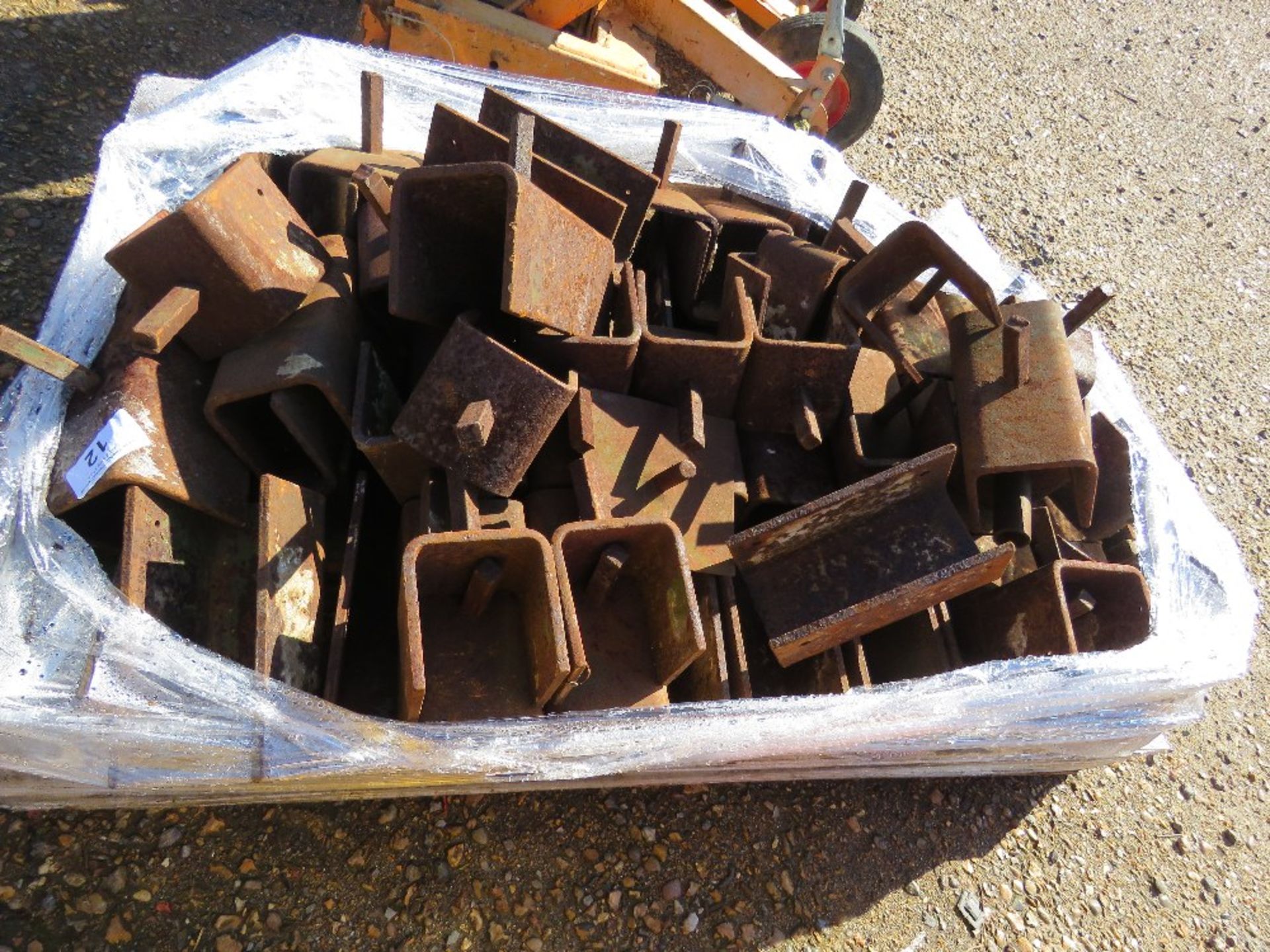 QUANTITY OF SUPPORT PROP HEADS.....THIS LOT IS SOLD UNDER THE AUCTIONEERS MARGIN SCHEME, THEREFORE