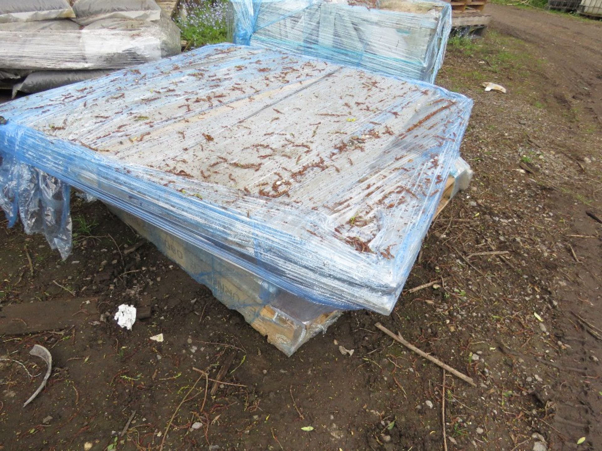 3 X PALLETS/STILLAGES CONTAINING ASSORTED PAVING SLABS/TILES.....THIS LOT IS SOLD UNDER THE AUCTIONE - Image 4 of 6
