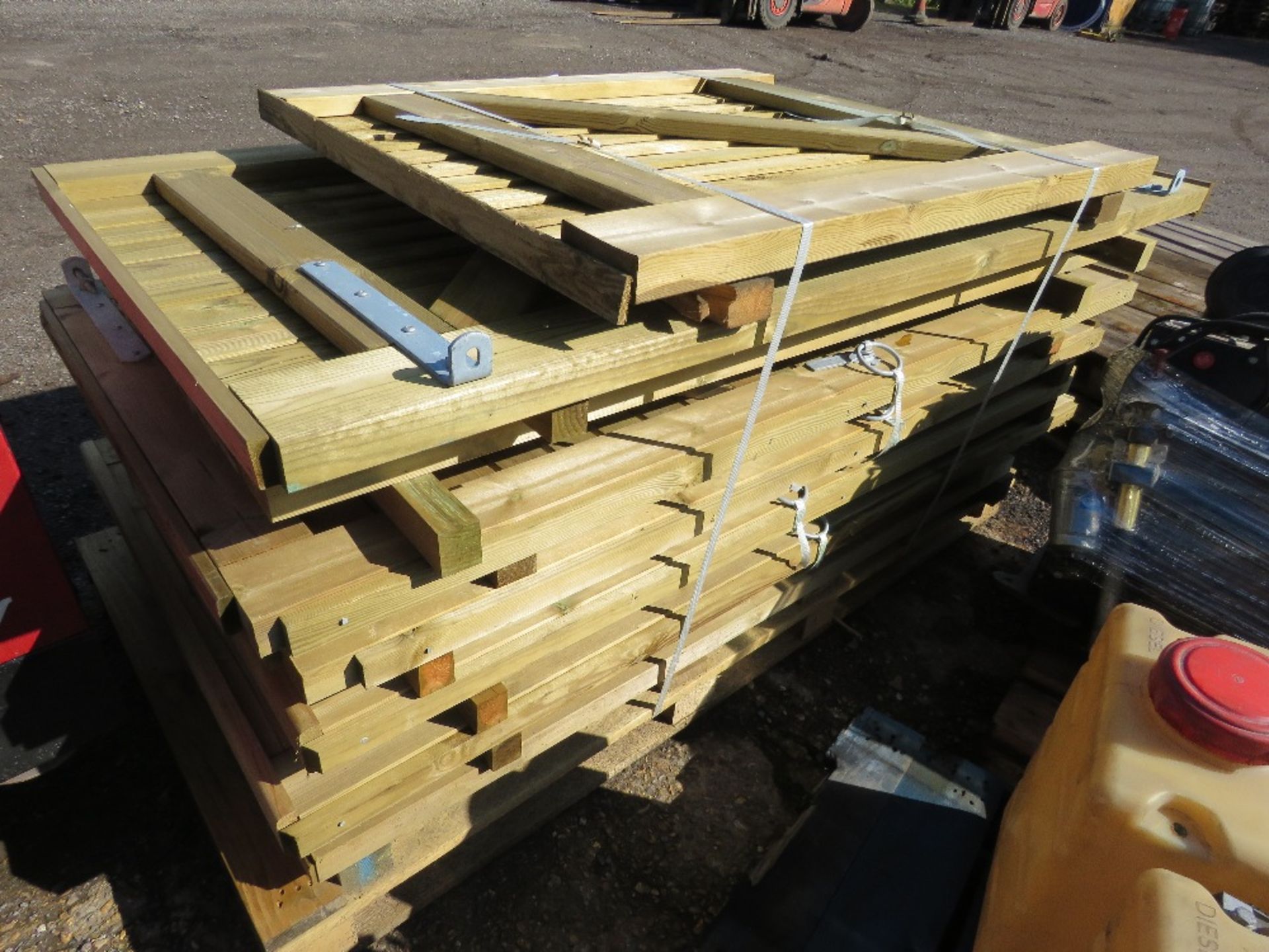 STACK OF 8NO ASSORTED WOODEN PEDESTRIAN GARDEN GATES. - Image 4 of 5