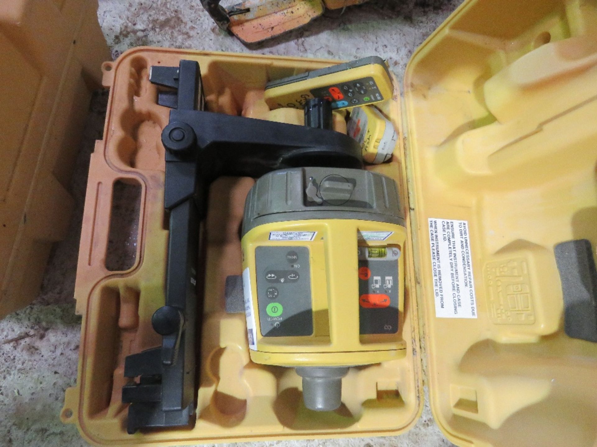 TOPCON RL-VH3D ROTATING LASER LEVEL SET IN A CASE. DIRECT FROM LOCAL COMPANY. - Image 2 of 6