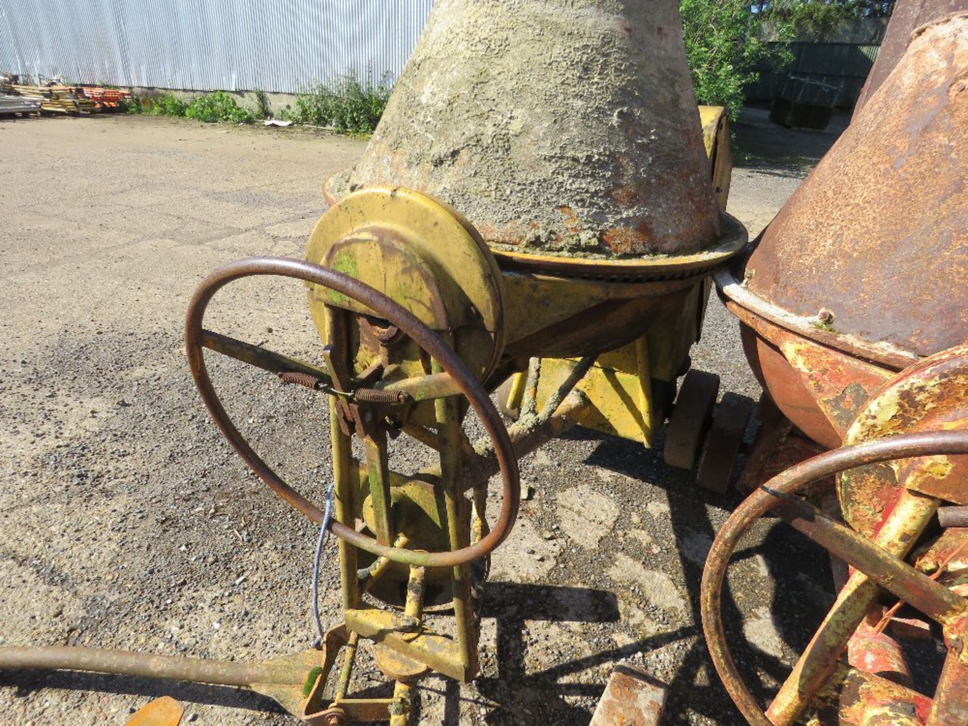 DIESEL POWERED SITE CEMENT MIXER. - Image 2 of 4