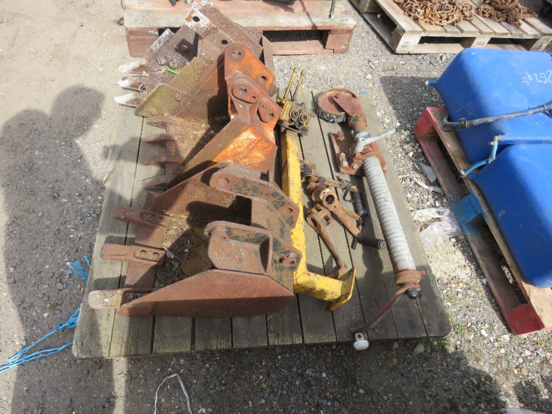 3 X MINI EXCAVATOR BUCKETS PLUS A HYDRAULIC VALVE BLOCK AND 4NO STARTING HANDLES.....THIS LOT IS SOL - Image 3 of 3