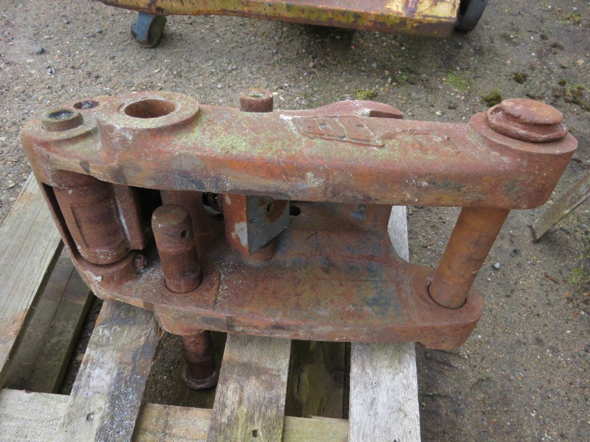JCB MANUAL QUICK HITCH ON 45MM PINS.....THIS LOT IS SOLD UNDER THE AUCTIONEERS MARGIN SCHEME, THEREF - Image 5 of 6