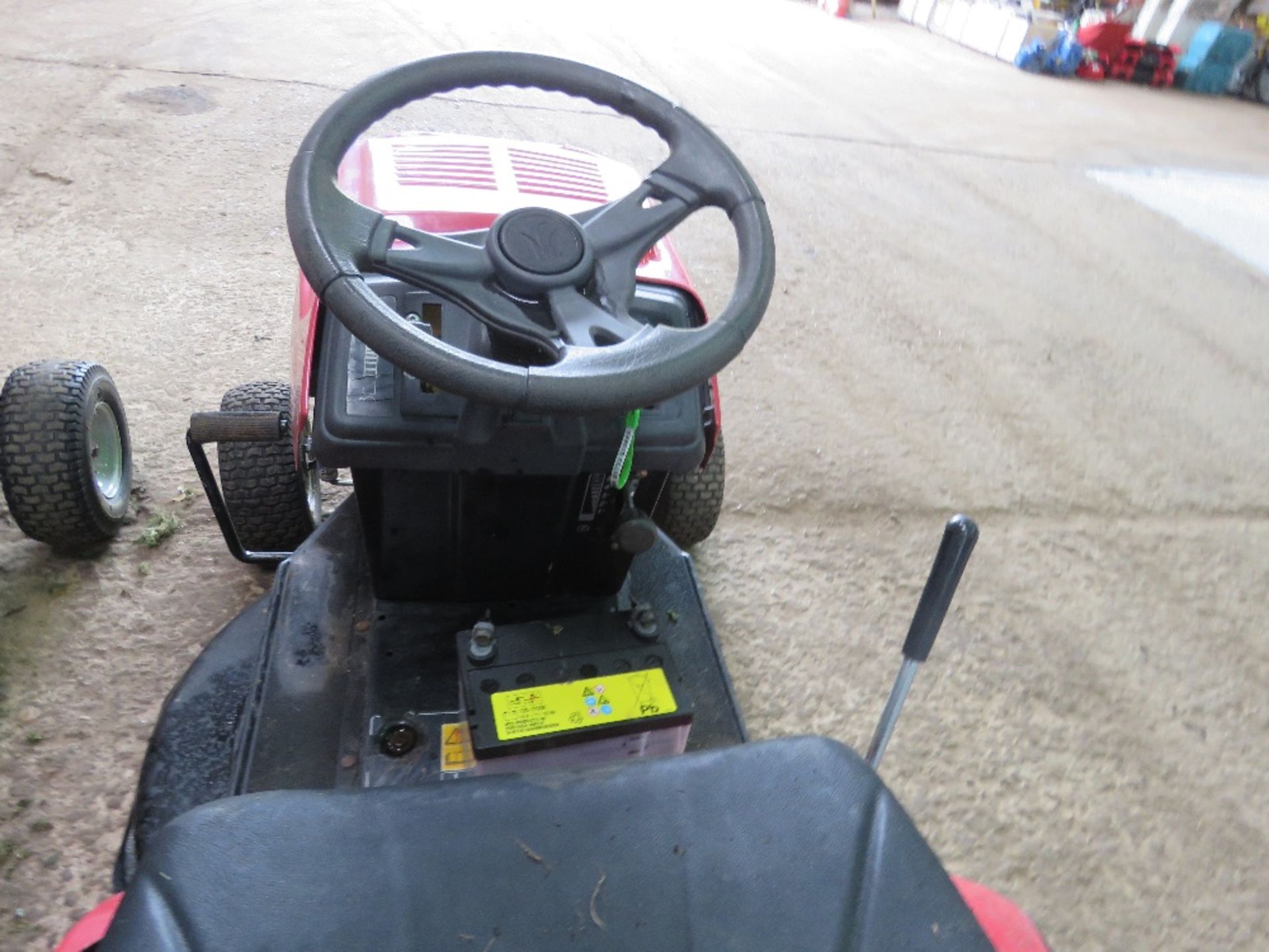 MTD SPIDER 76RD RIDER RIDE ON MOWER WITH COLLECTOR. WHEN BRIEFLY TESTED WAS SEEN TO RUN, DRIVE AND M - Image 8 of 10