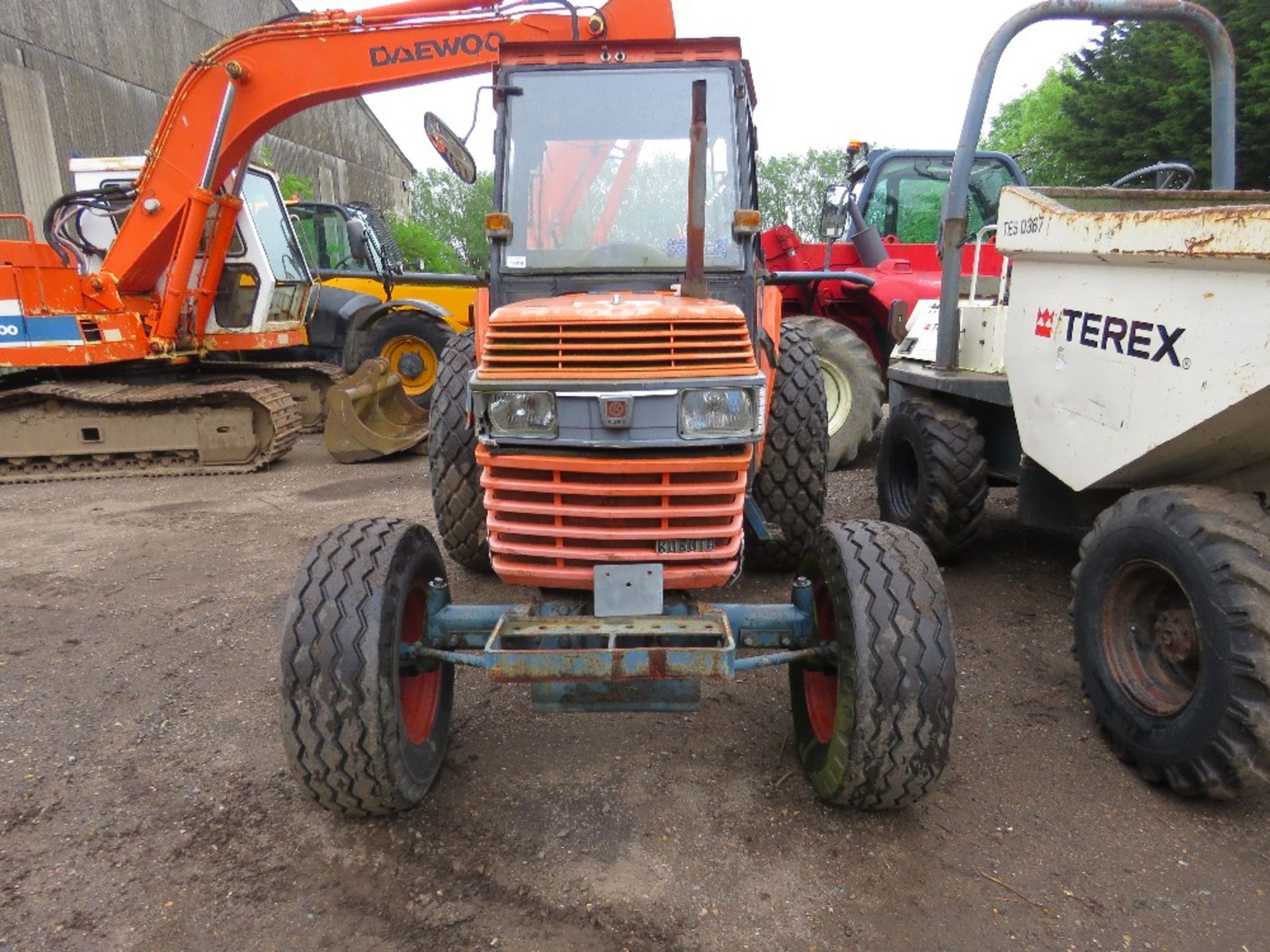 KUBOTA L4150 4WD TRACTOR WITH CAB AND GRASS TYRES. 50HP 6 CYLINDER ENGINE WITH SHUTTLE DIRECTION CHA - Image 3 of 16