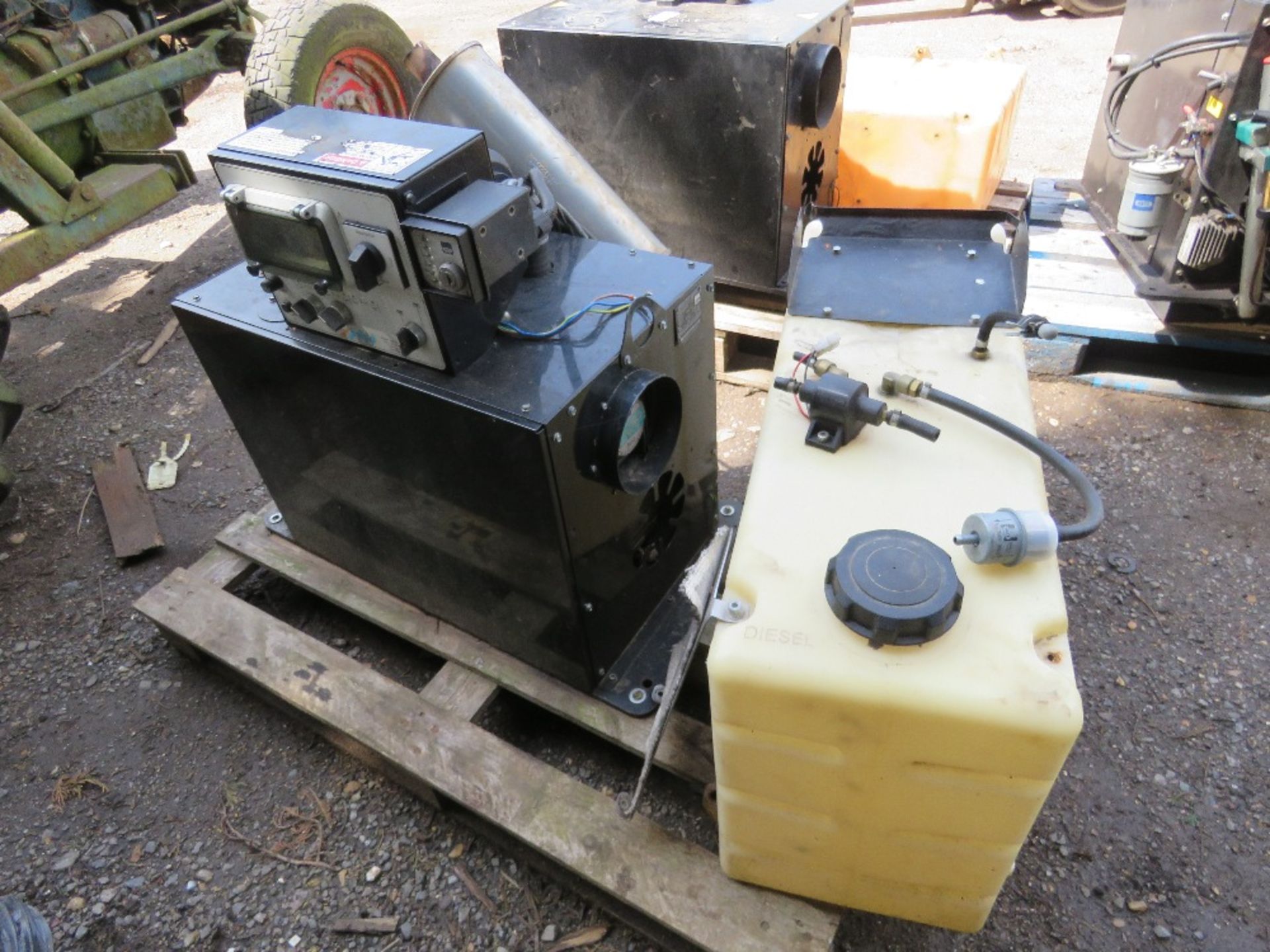 HATZ DIESEL ENGINED GENERATOR SET WITH A DIESEL TANK. - Image 5 of 6