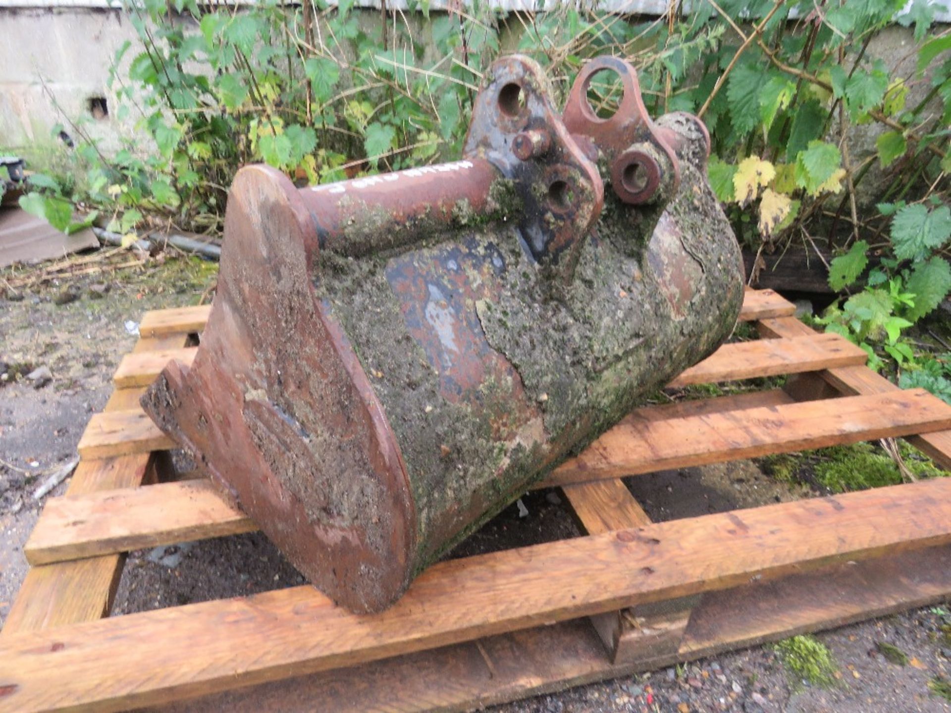 MINI EXCAVATOR BUCKET, 2FT WIDTH ON 30MM PINS APPROX.....THIS LOT IS SOLD UNDER THE AUCTIONEERS MARG - Image 3 of 3