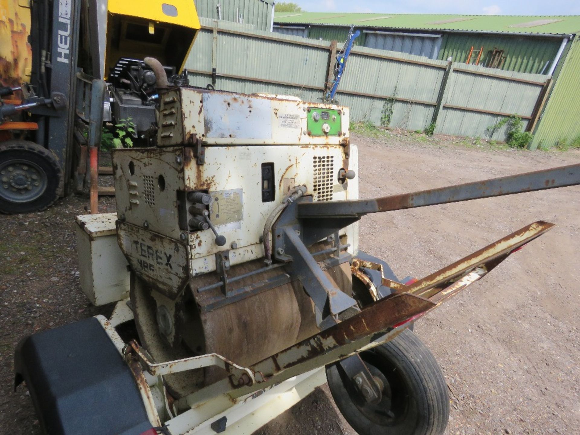 TEREX BENFORD SINGLE DRUM ROLLER ON TRAILER. WHEN TESTED WAS SEEN TO RUN, DRIVE AND VIBRATE...SEE VI - Image 4 of 9