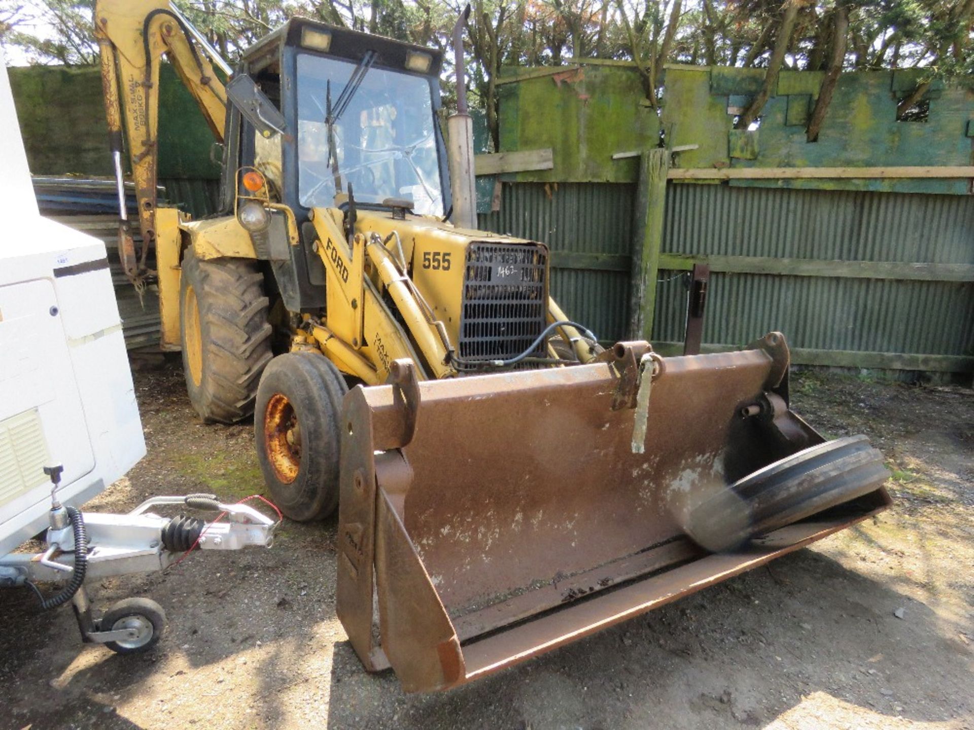 FORD 555 2WD BACKHOE LOADER WITH 4IN1 BUCKET. WHEN TESTED WAS SEEN TO RUN AND DRIVE AND DIG (NO BRAK - Image 2 of 23