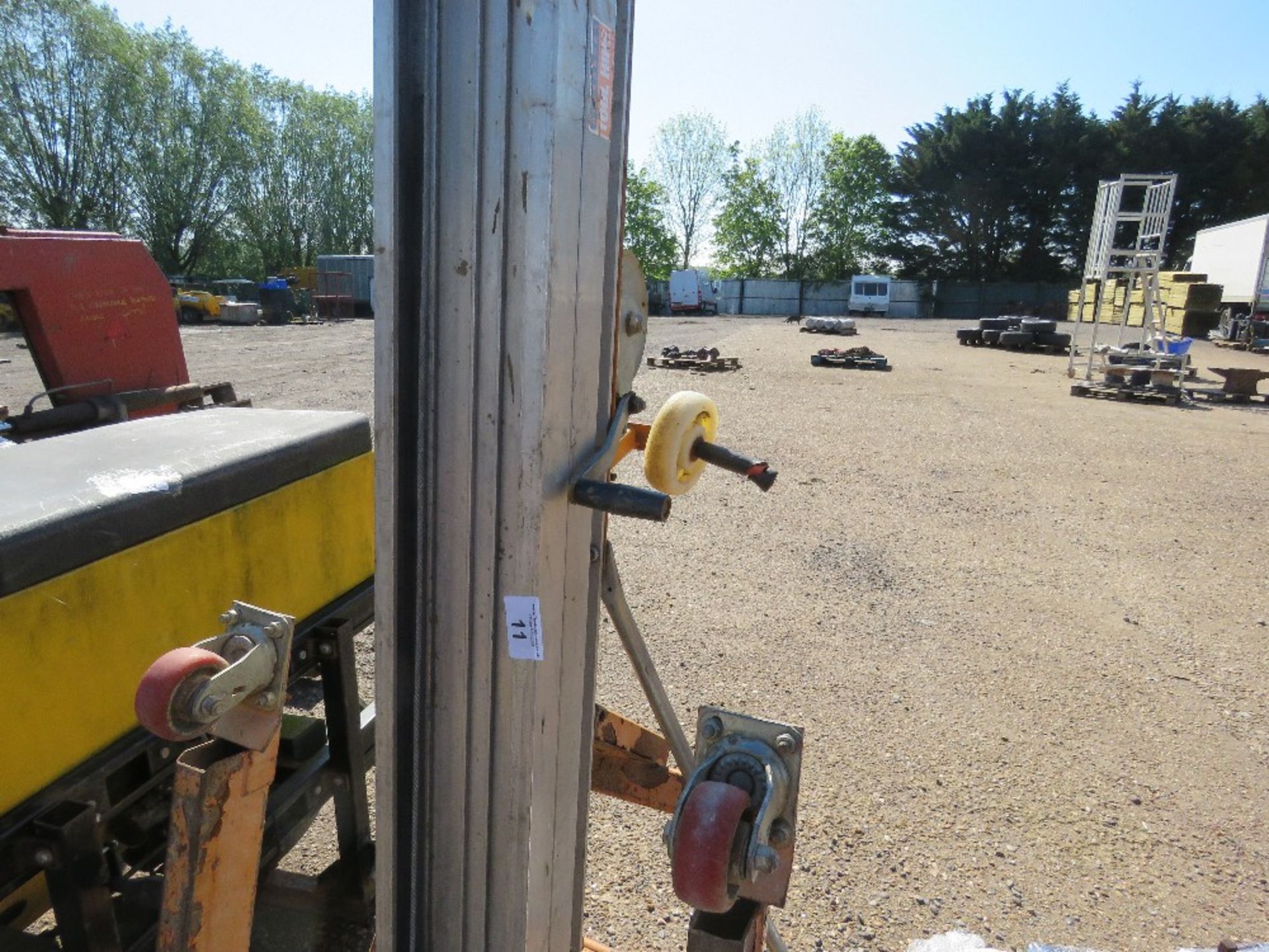 MATERIAL LIFT UNIT WITH FORKS, SIMILAR TO A GENIE. ....THIS LOT IS SOLD UNDER THE AUCTIONEERS MARGIN - Image 3 of 8