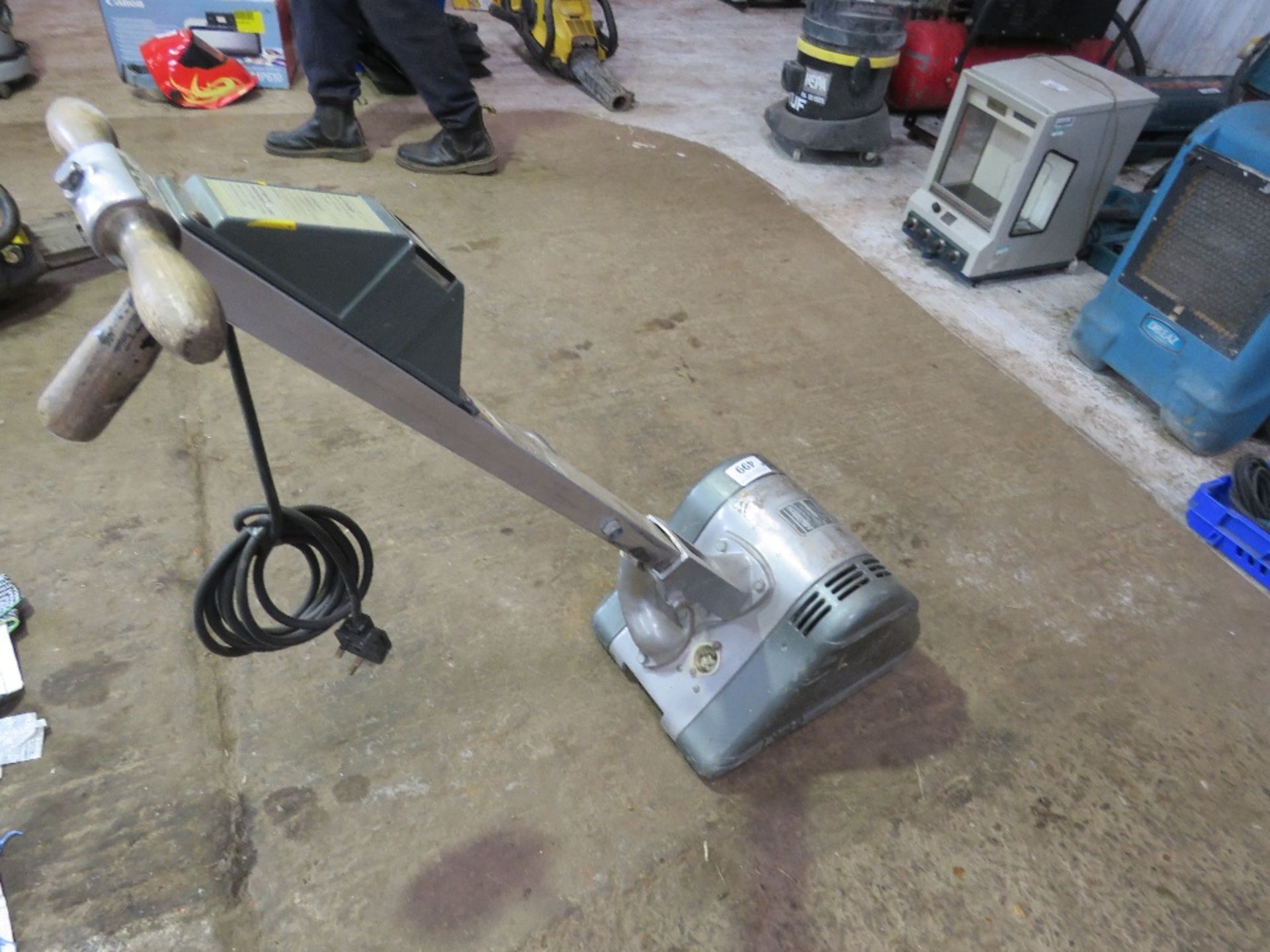 HIRETECH 240VOLT FLOOR SANDER.....THIS LOT IS SOLD UNDER THE AUCTIONEERS MARGIN SCHEME, THEREFORE NO - Image 3 of 3