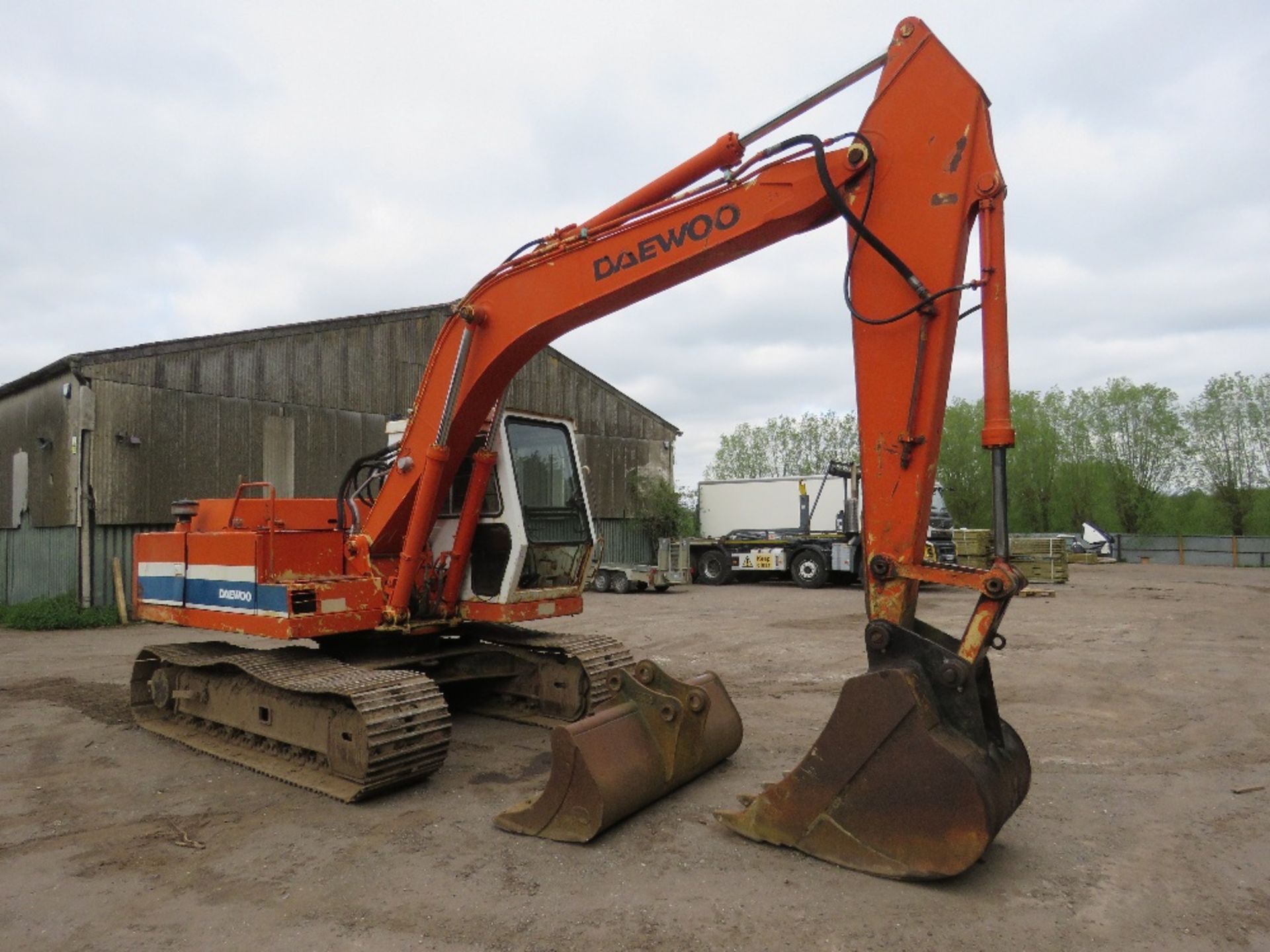 DAEWOO DH130 STEEL TRACKED EXCAVATOR, 13 TONNE RATED, SUPPLIED WITH 2 BUCKETS (6FT AND 3FT). SN:010
