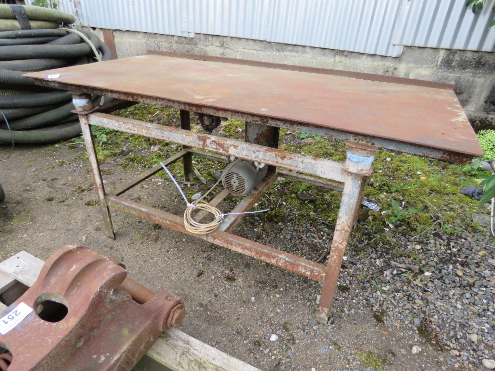 SLAB MAKING VIBRATING TABLE 240VOLT POWERED....THIS LOT IS SOLD UNDER THE AUCTIONEERS MARGIN SCHEME, - Image 2 of 4