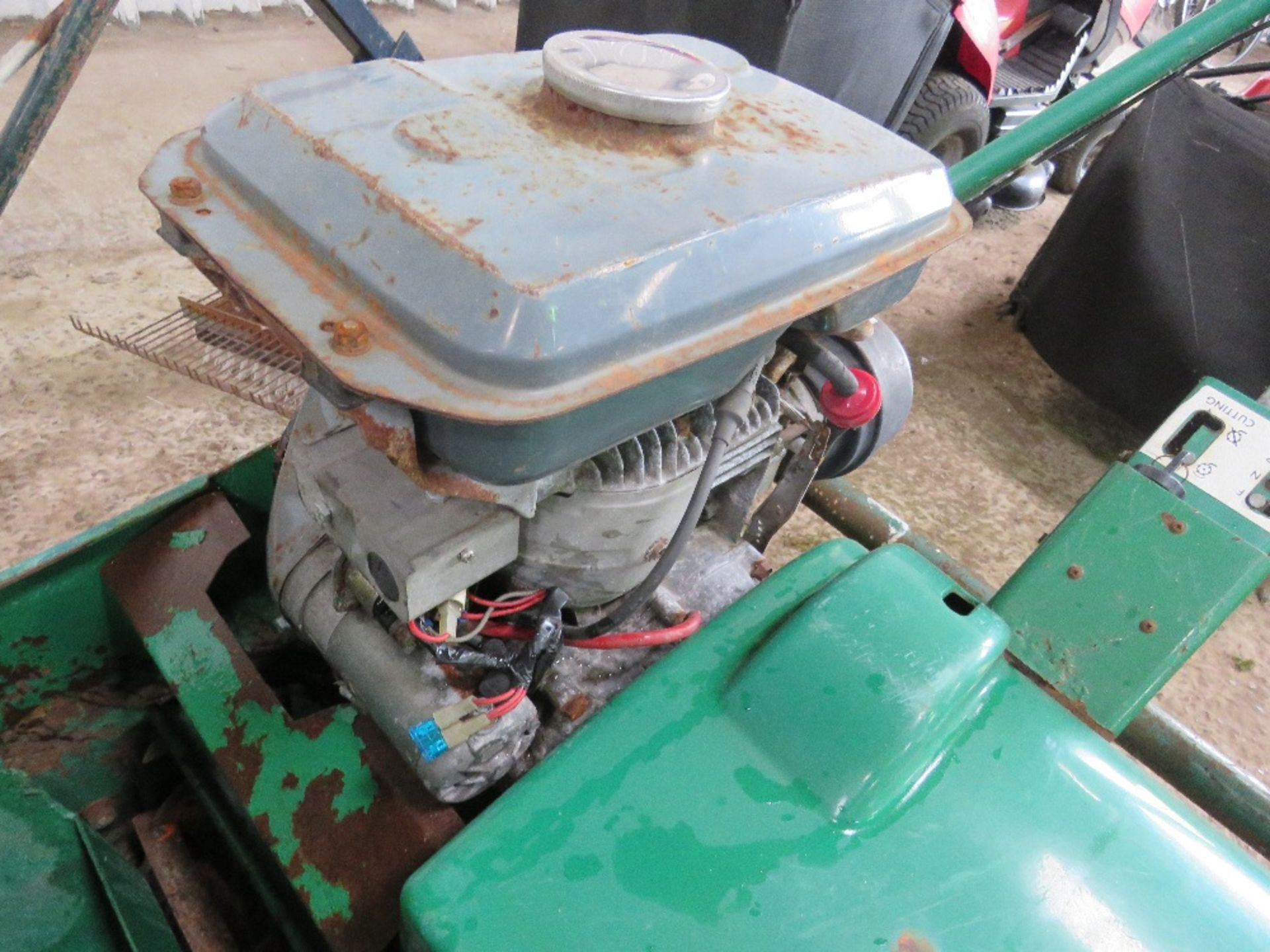 RANSOMES PROFESSIONAL CYLINDER MOWER WITH BOX. KUBOTA ELECTRIC START PETROL ENGINE DIRECT FROM SPORT - Image 4 of 8