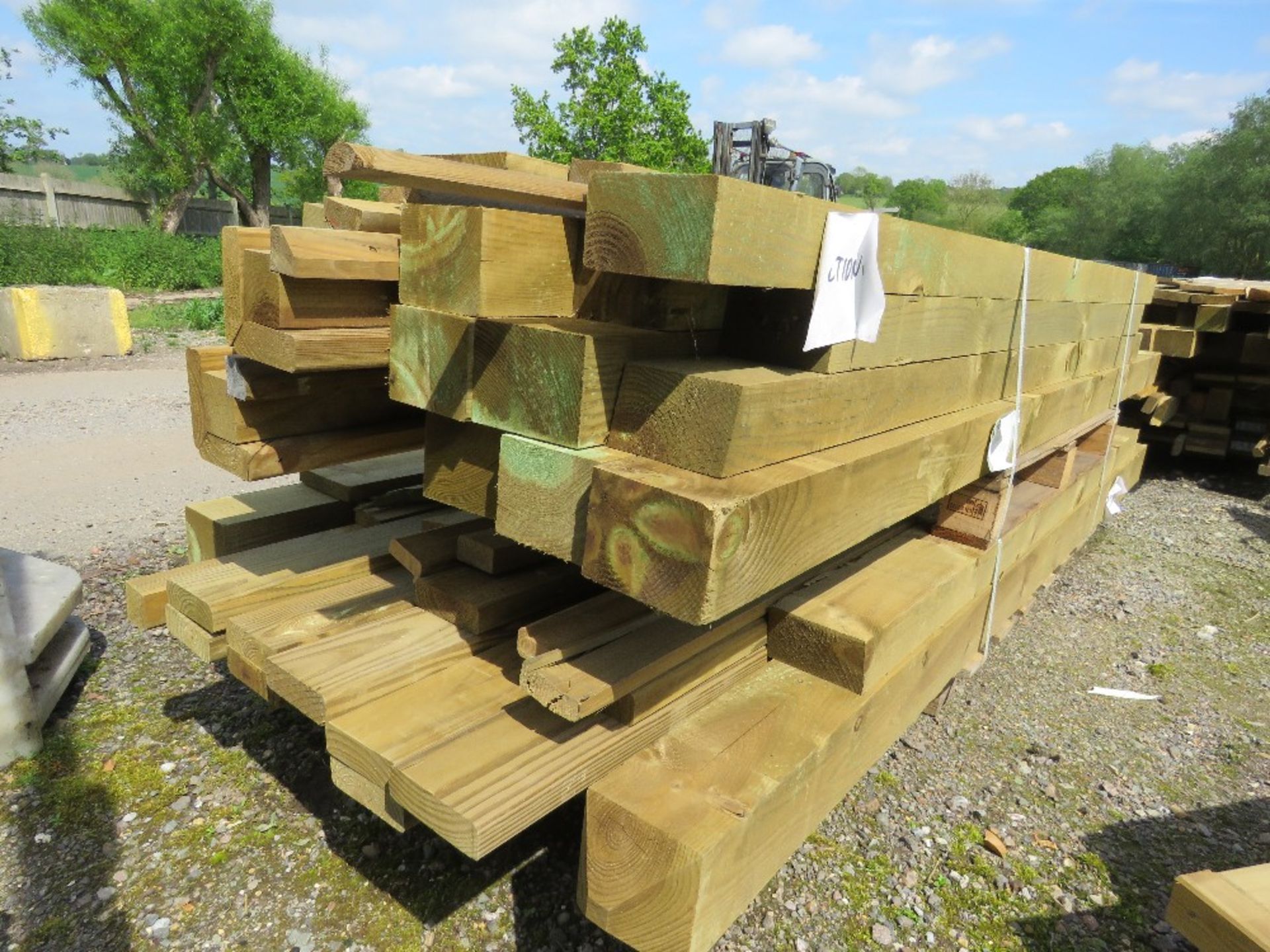 2 X BUNDLES OF TREATED FENCING TIMBERS, POSTS AND BOARDS AS SHOWN, 7-10FT LENGTH APPROX. - Image 4 of 4