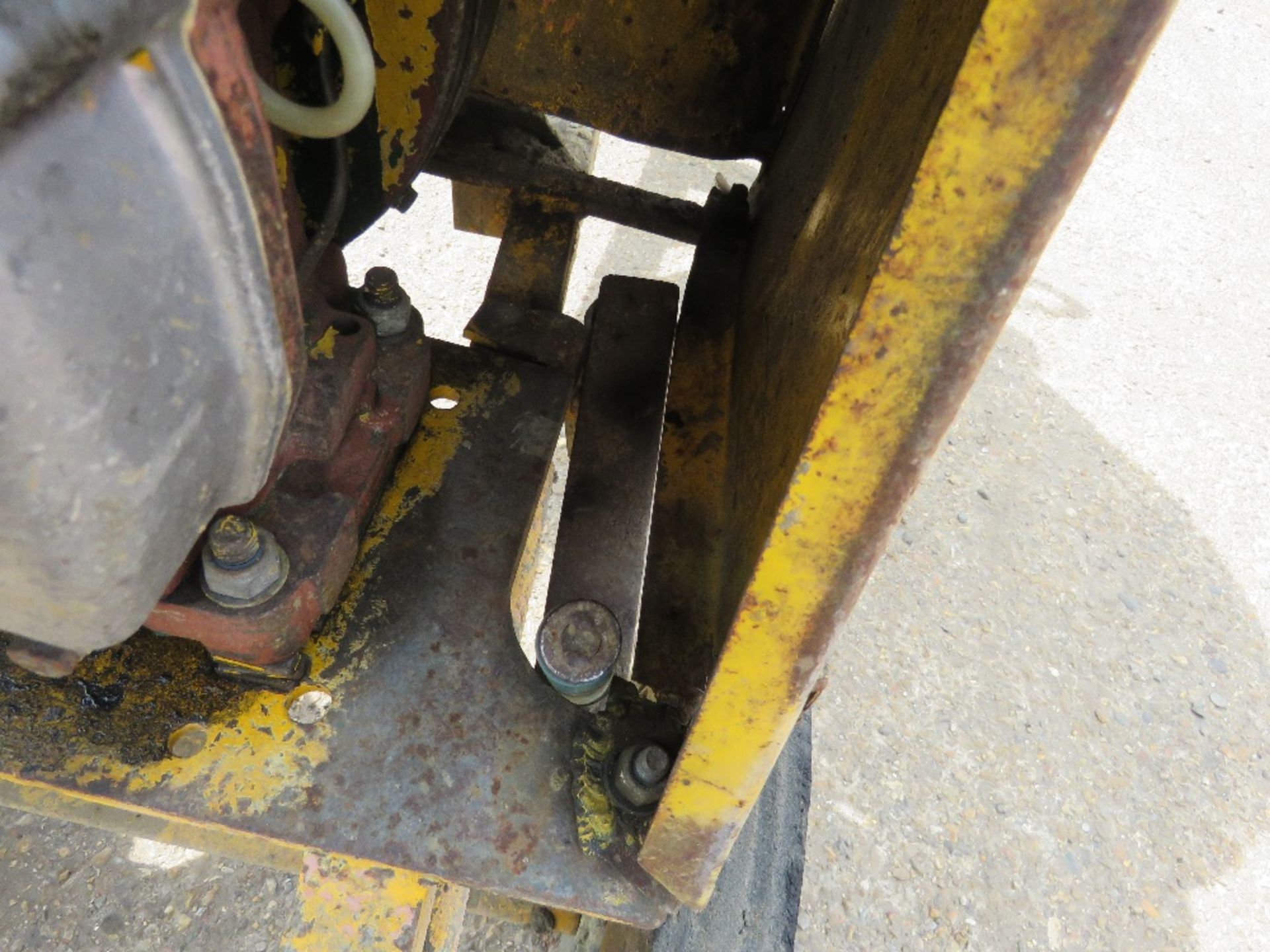 BENFORD LISTER FLAT TOP DIESEL ENGINED CEMENT MIXER WITH HANDLE. WHEN TESTED WAS SEEN TO RUN AND DRU - Image 4 of 4