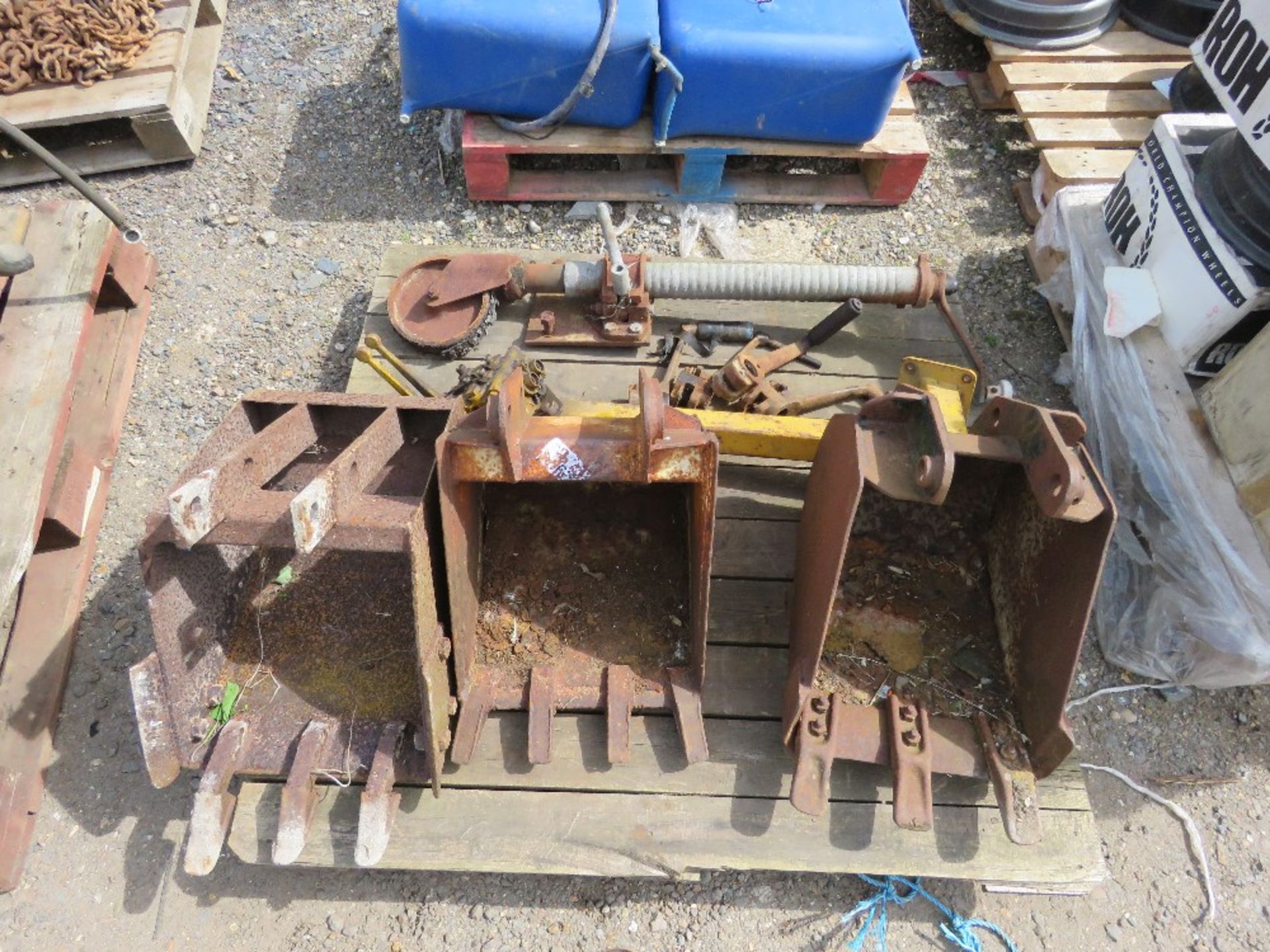 3 X MINI EXCAVATOR BUCKETS PLUS A HYDRAULIC VALVE BLOCK AND 4NO STARTING HANDLES.....THIS LOT IS SOL