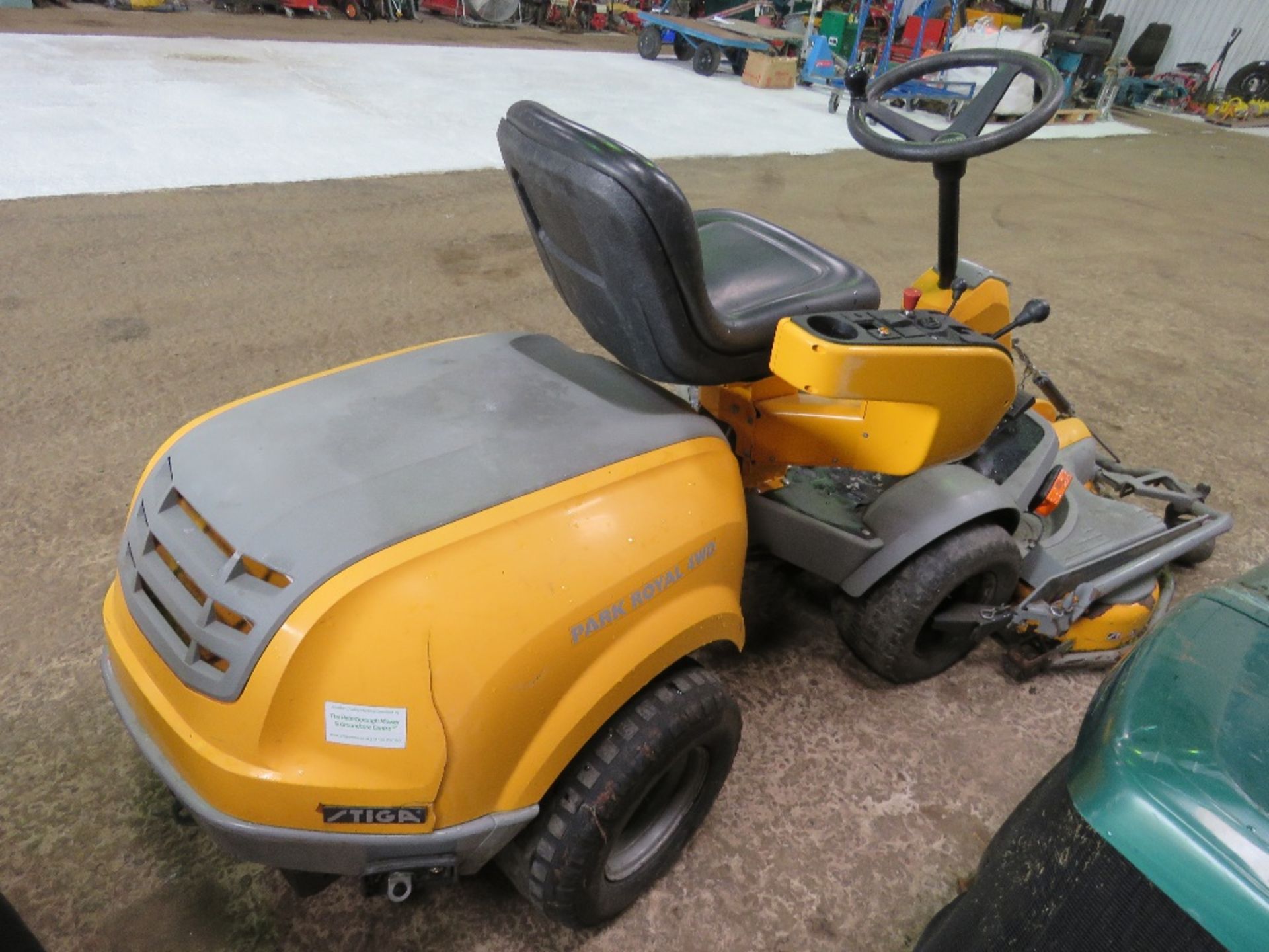 STIGA PARK ROYAL 4WD RIDE ON MOWER WITH OUTFRONT COMBIPRO 110 DECK FITTED. HONDA PETROL ENGINE. WHE