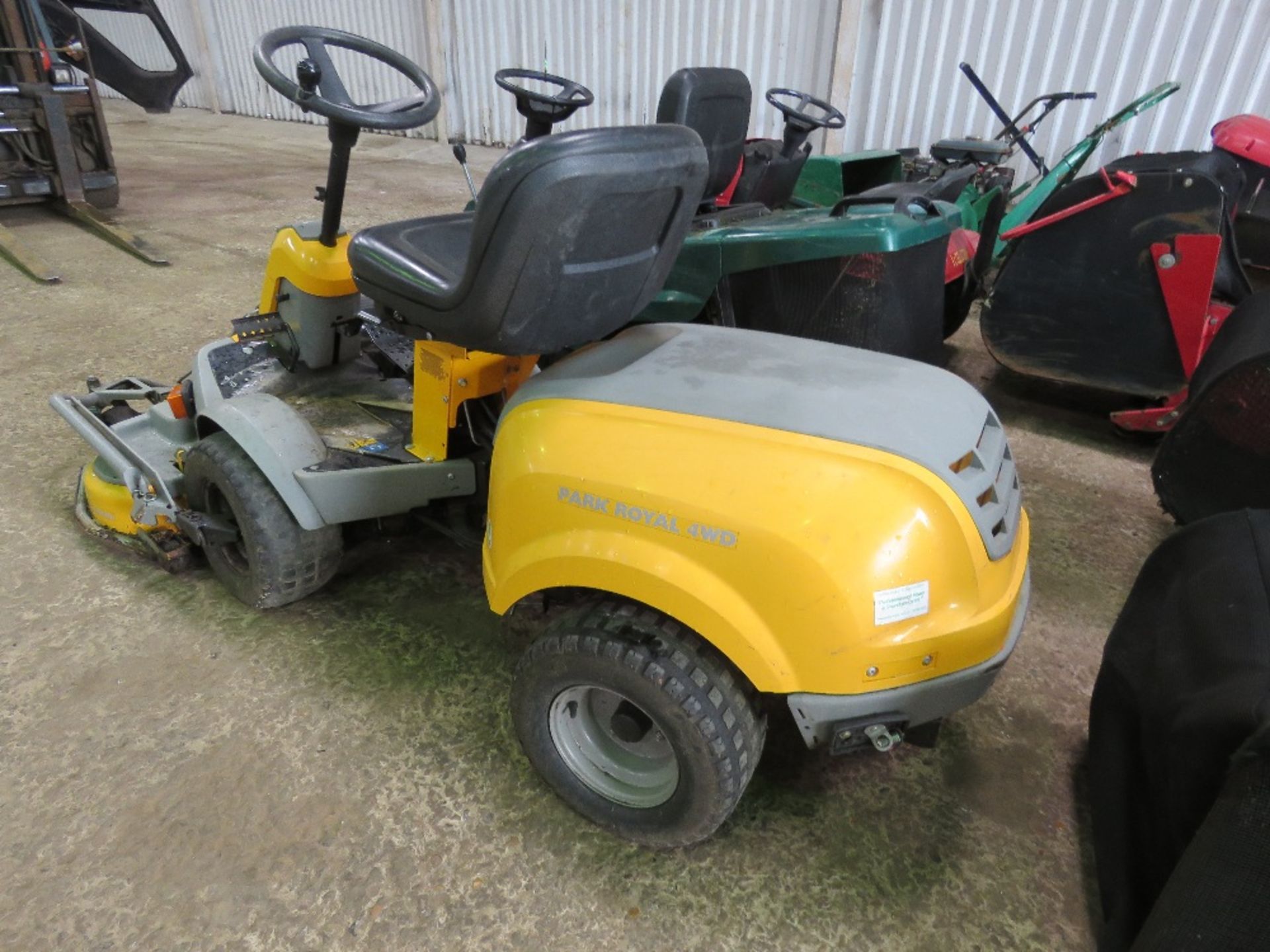 STIGA PARK ROYAL 4WD RIDE ON MOWER WITH OUTFRONT COMBIPRO 110 DECK FITTED. HONDA PETROL ENGINE. WHE - Image 6 of 12