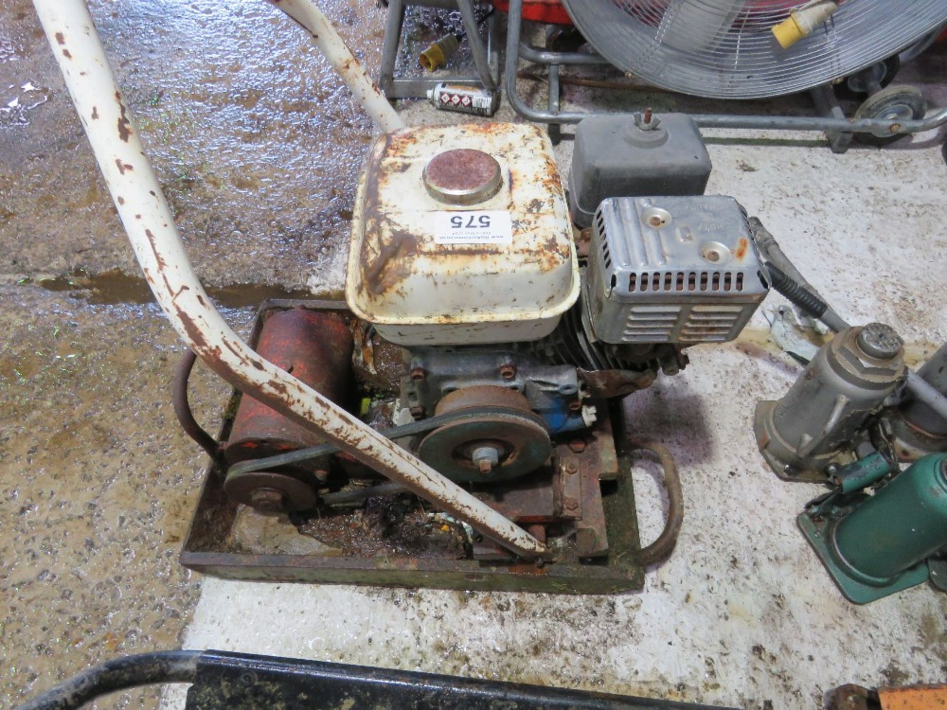 PETROL ENGINED COMPACTION PLATE FOR SPARES/REPAIR.....THIS LOT IS SOLD UNDER THE AUCTIONEERS MARGIN - Image 2 of 3