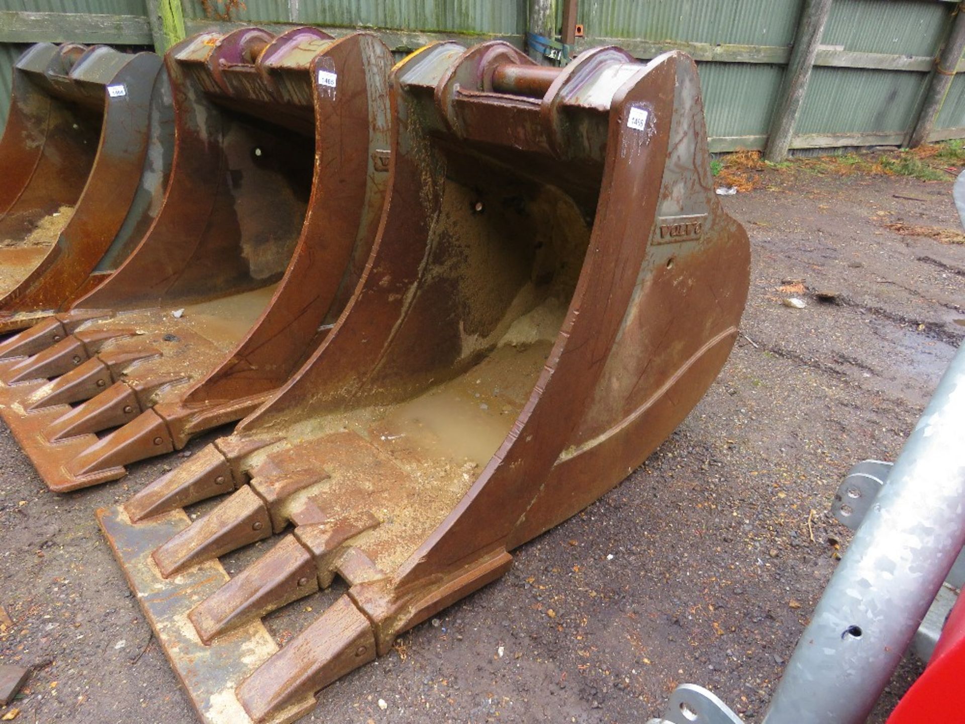 GENUINE VOLVO EXCAVATOR BUCKET SUITABLE FOR 35TONNE EXCAVATOR ON 90MM PINS. 0.9M WIDTH APPROX. APPEA - Image 2 of 4