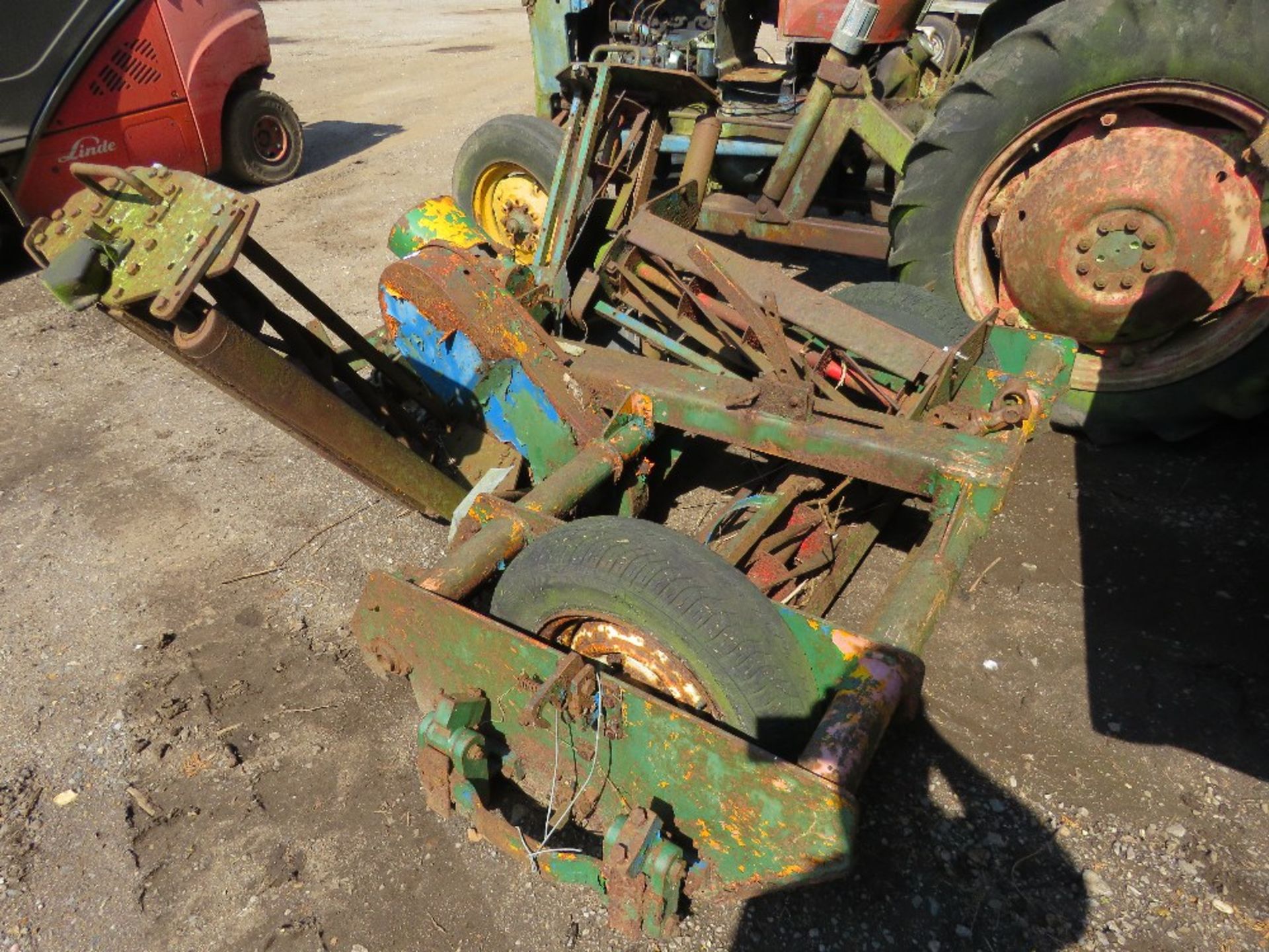 PTO DRIVEN TOWED GANGMOWER SET.....THIS LOT IS SOLD UNDER THE AUCTIONEERS MARGIN SCHEME, THEREFORE N - Image 4 of 5