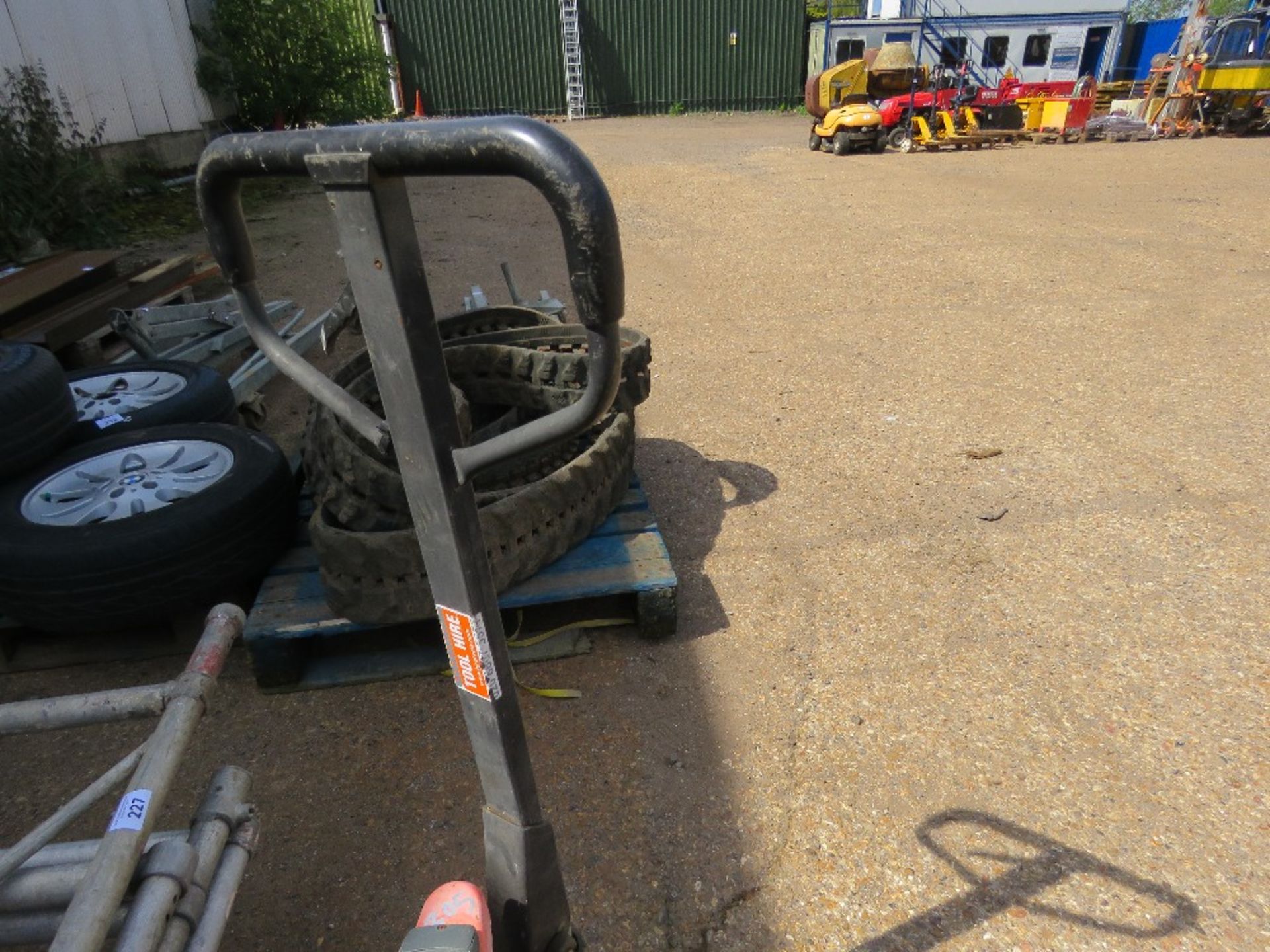 HYDRAULIC PALLET TRUCK.....THIS LOT IS SOLD UNDER THE AUCTIONEERS MARGIN SCHEME, THEREFORE NO VAT WI - Image 3 of 4