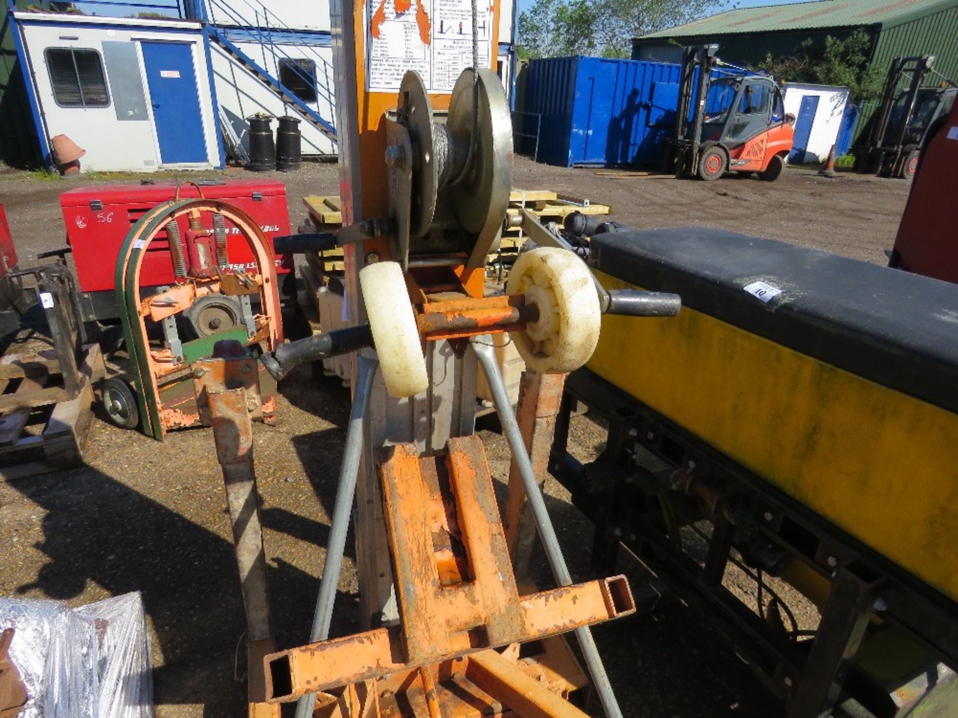 MATERIAL LIFT UNIT WITH FORKS, SIMILAR TO A GENIE. ....THIS LOT IS SOLD UNDER THE AUCTIONEERS MARGIN - Image 7 of 8