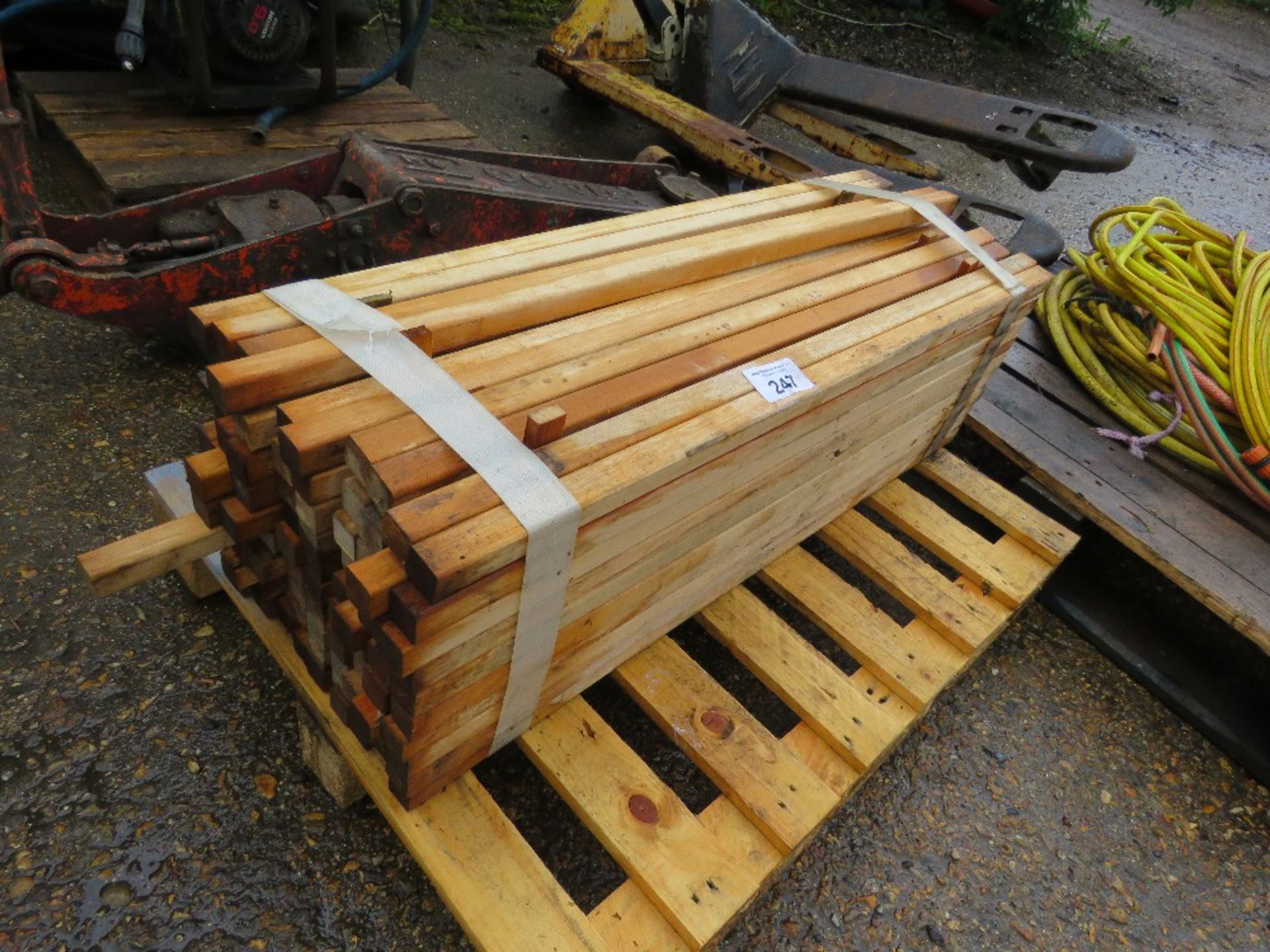 BUNDLE OF HARDWOOD MARKING OUT PEGS 0.97M LENGTH APPROX.....THIS LOT IS SOLD UNDER THE AUCTIONEERS M